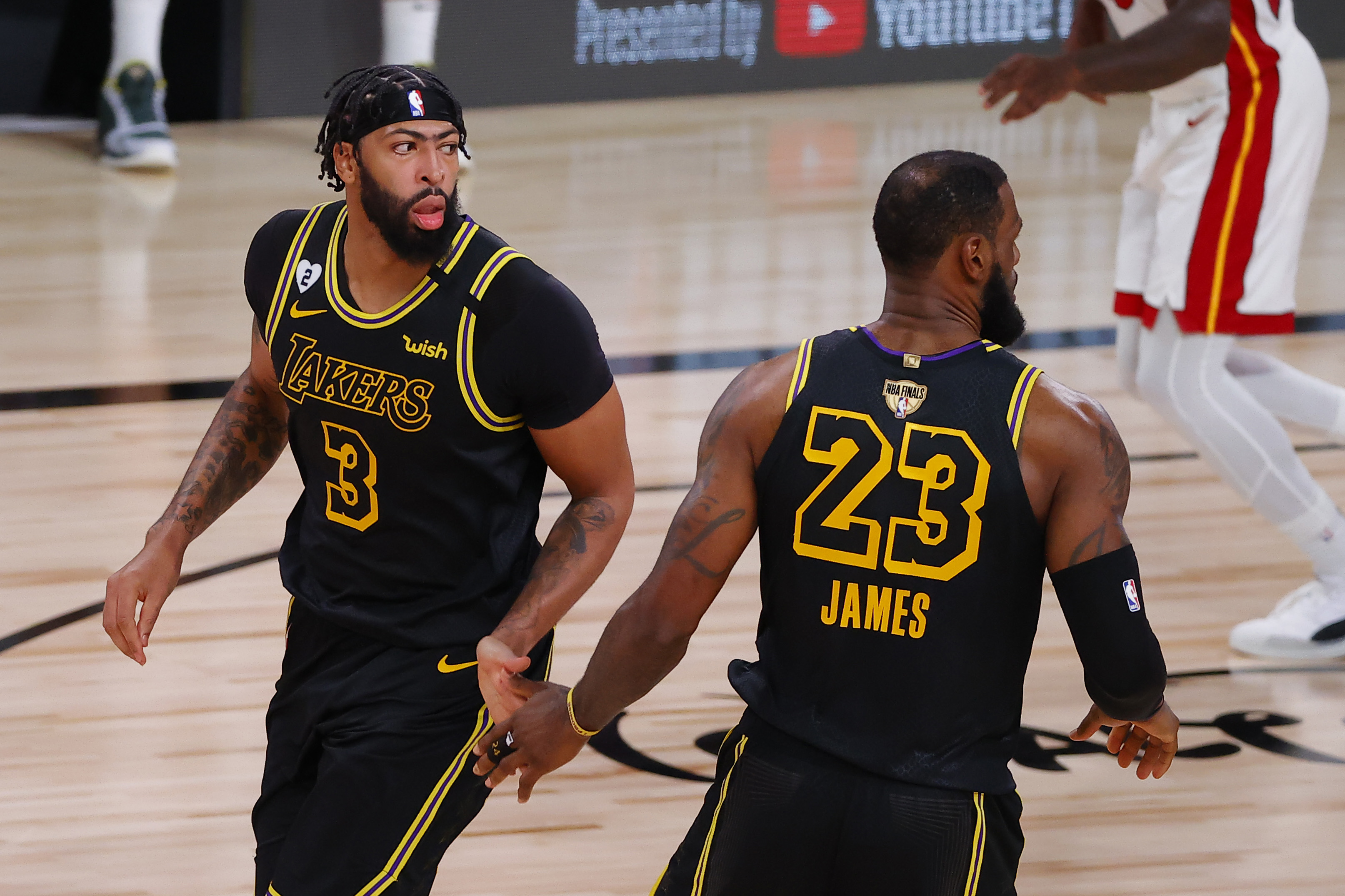 Anthony Davis (no.3) dan LeBron James (no.23) dari Los Angeles Lakers saat melawan Miami Heat, kemarin.