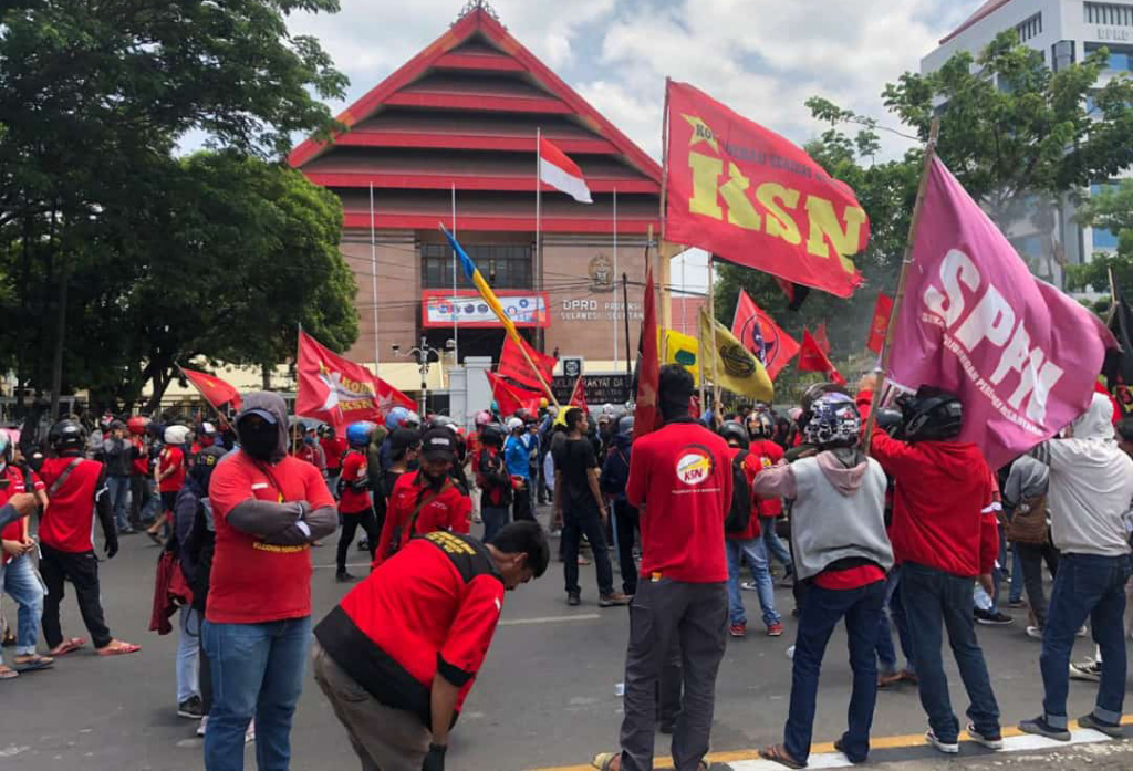Sejumlah buruh di Makassar, Sulawesi Selatan, menggelar aksi unjuk rasa menetang pengesahan UU Cipta Kerja