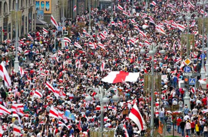 Pendukung oposisi berunjuk rasa memprotes hasil pemilihan presiden di Minsk, Belarusia.