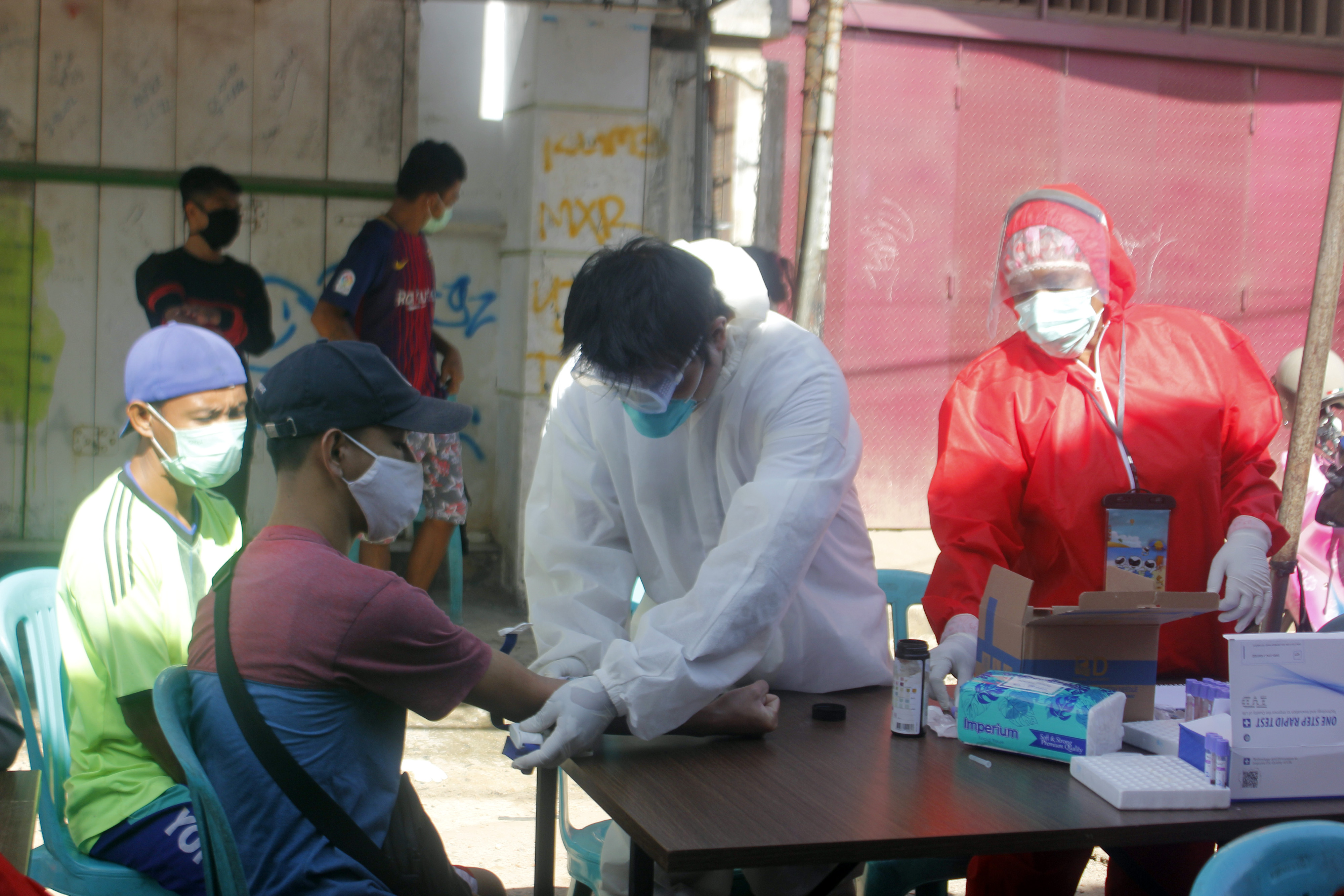 Warga mengikuti rapid test di kampung nelayan Jalan Perikanan Kota Sorong, Papua Barat.