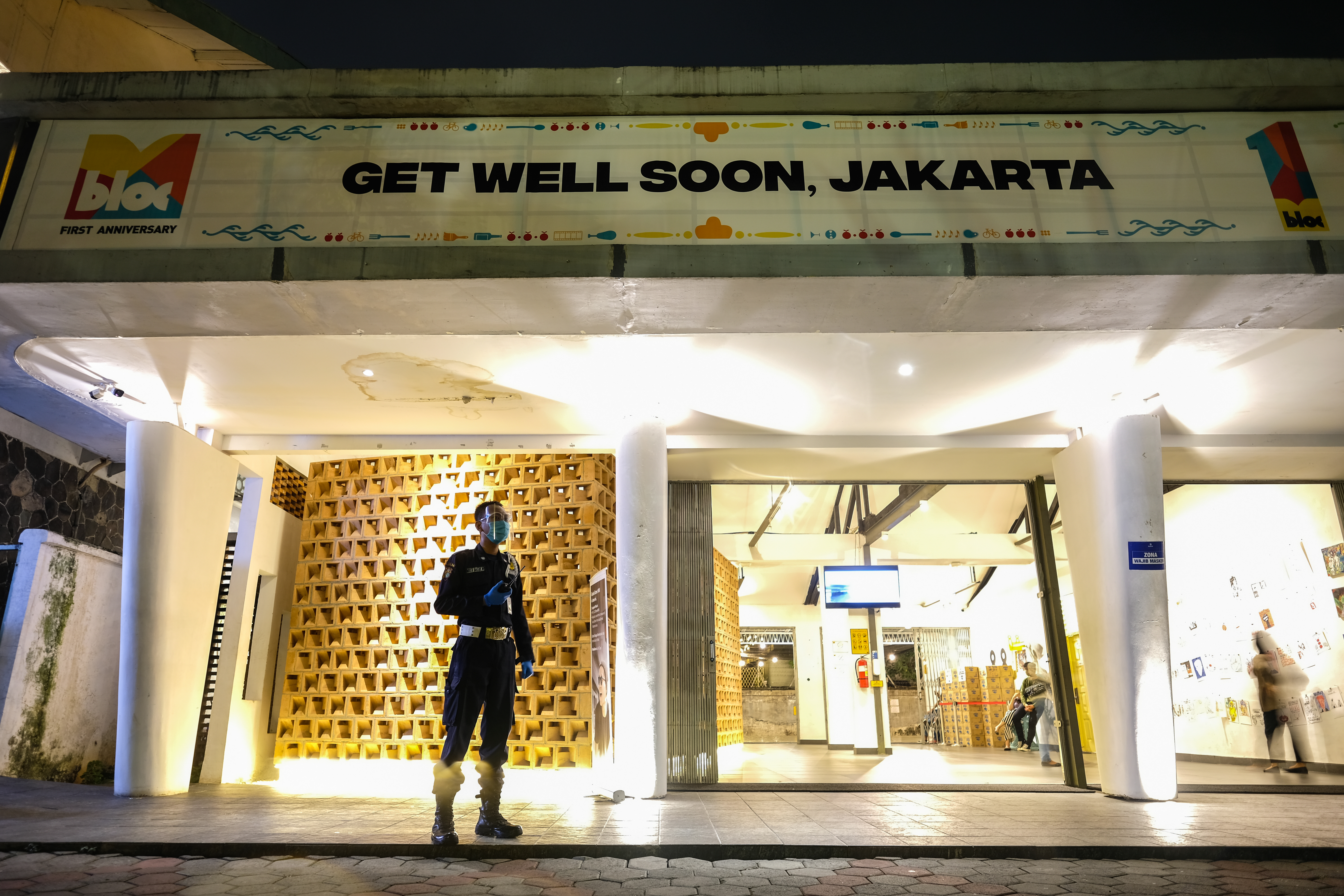 Petugas keamanan berjaga di kawasan creative hub M Bloc Space, Jakarta saat pemberlakuan PSBB Jilid II.