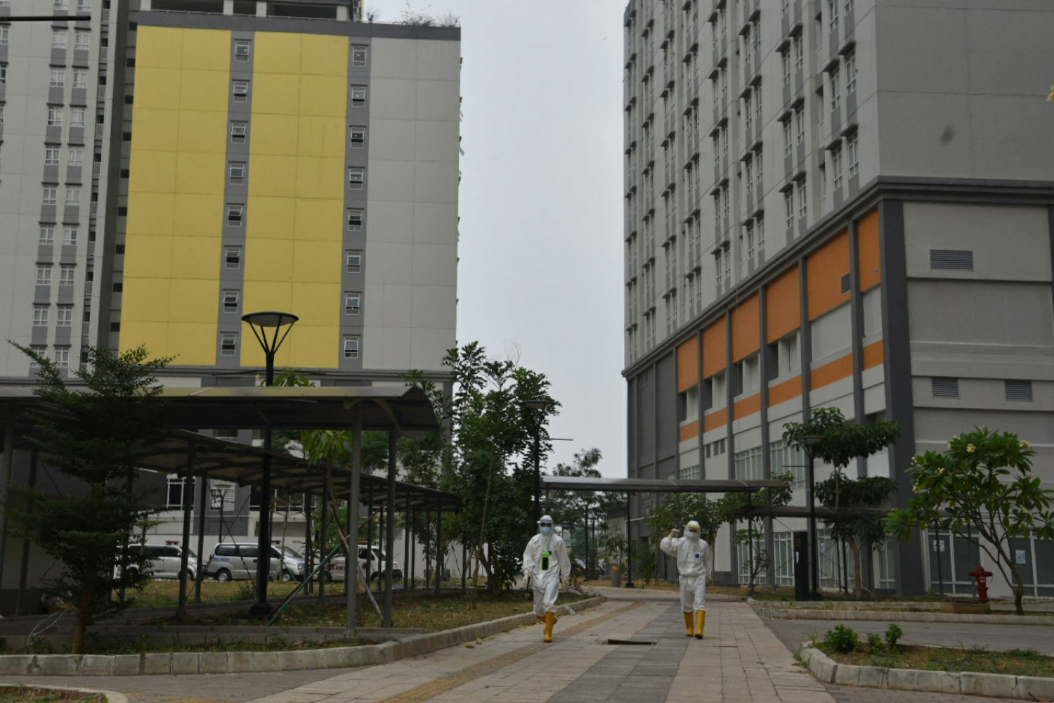 Tenaga medis berjalan di Wisma atlet Kemayoran, tempat merawat pasien Covid-19