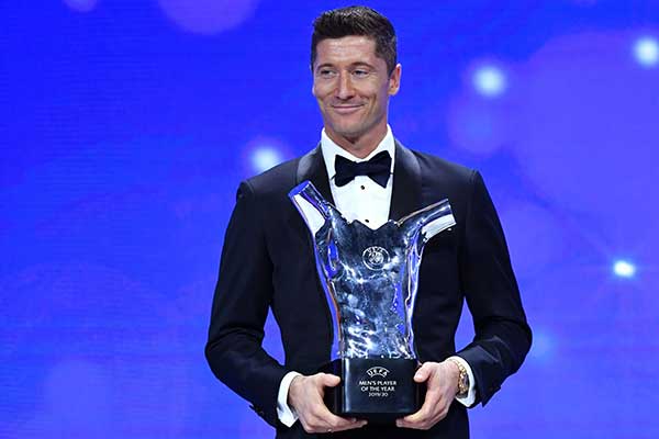 Penyerang Bayern Muenchen Robert Lewandowski mendapat penghargaan pemain terbaik UEFA 2019/2020