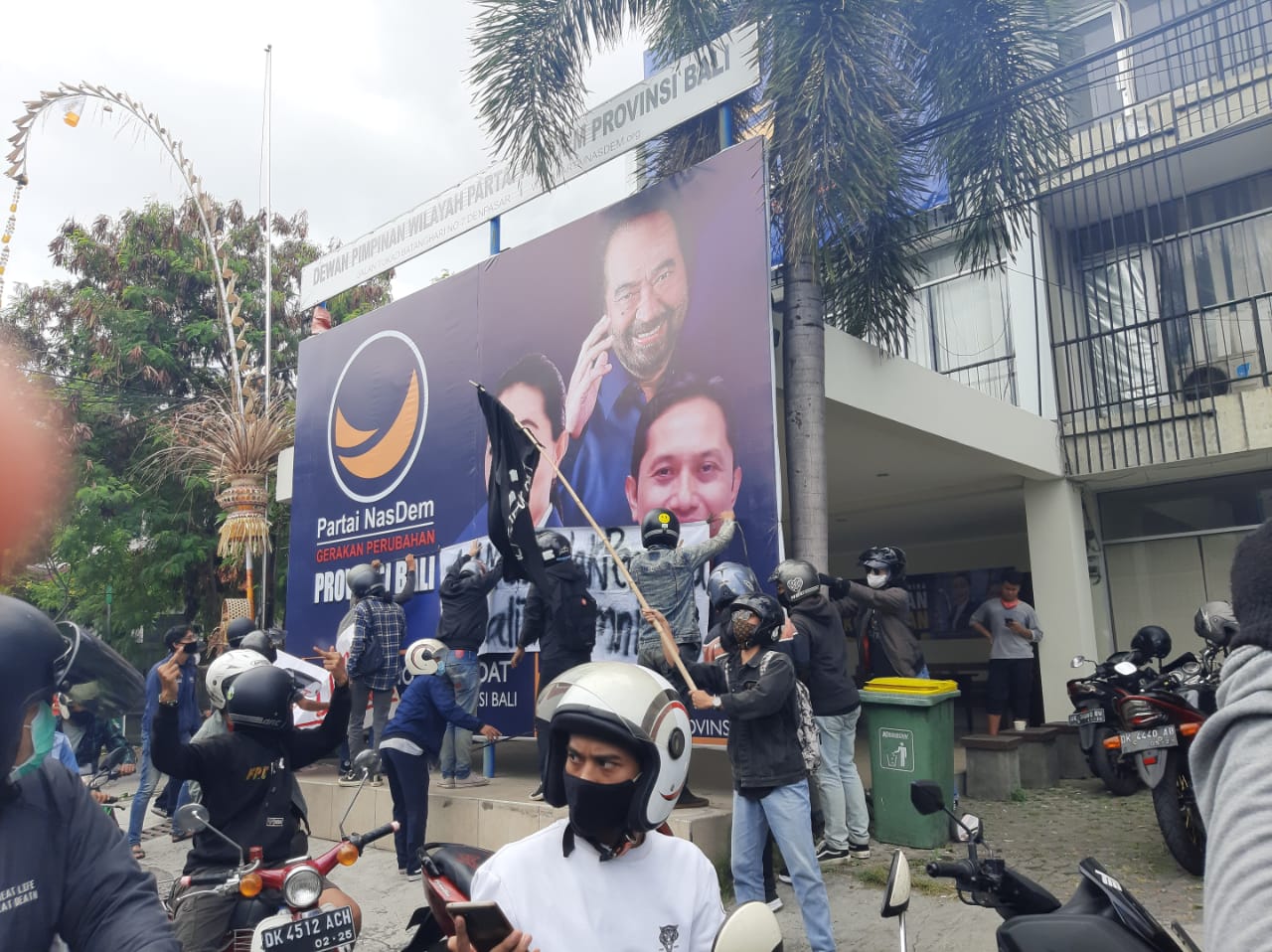 Kantor DPW Partai NasDem Bali didemo ratusan aktivis Aliansi Bali Tidak Diam karena mendukung UU Ciptaker, Rabu (7/10) 