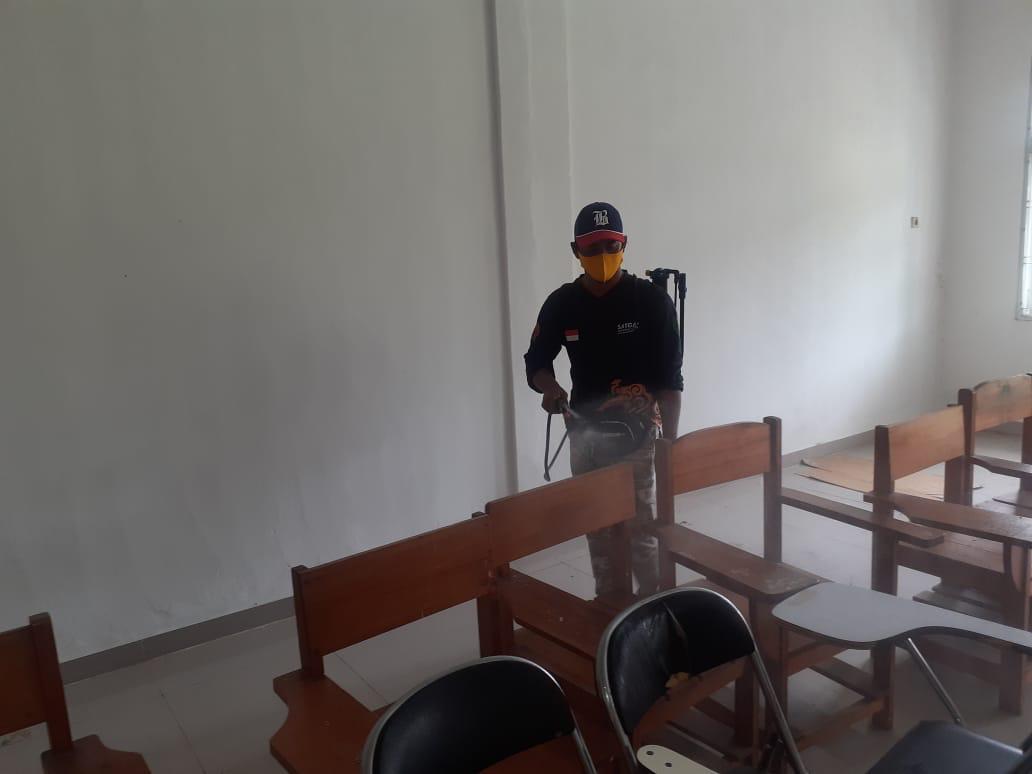 Gedung FEB Universitas Palangka Raya disemprot disinfentan lagi setelah tiga dosen positif Covid-19 dan satu diantaranya meninggal..