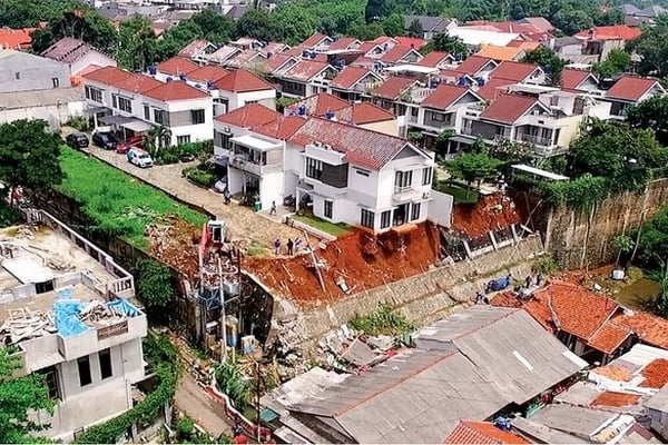 Kondisi tanah longsor di Perumahan Melati Residence yang menimpa permukiman penduduk di Jalan Damai, Kelurahan Ciganjur, Jagakarsa, Jakarta