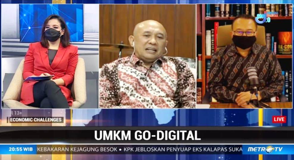 Menkop UKM Teten Masduki (tengah) dan Founder Rumah Perubahan Rhenald Kasali saat teleconference di Metro TV, Senin (26/10).