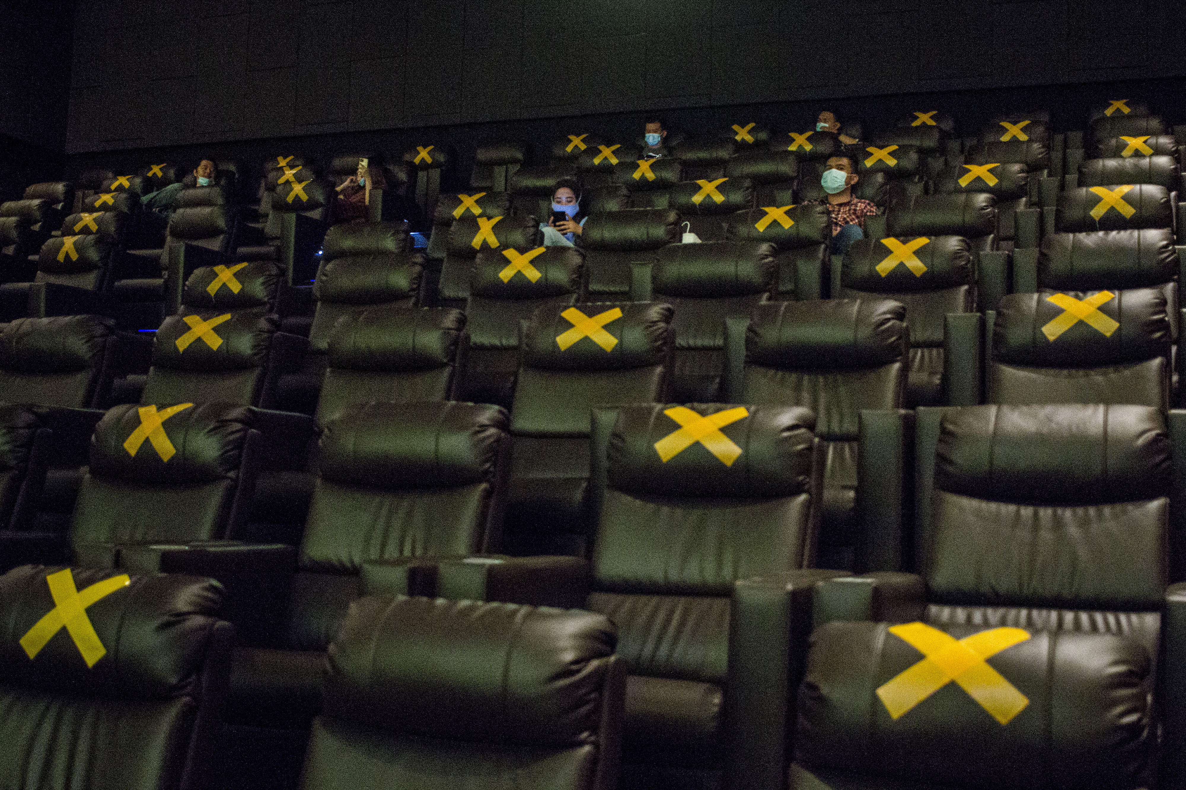 Pengunjung menyaksikan film yang diputar di salah satu bioskop di Kota Batam, Kepulauan Riau, Jumat (16/10/2020)