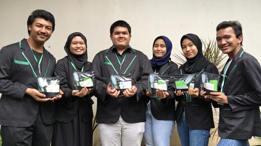 Peserta ISCC 2020 (SMKN 20 Jakarta) bersama dengan produk unggulan yang mereka buat, Magic Enzyme.