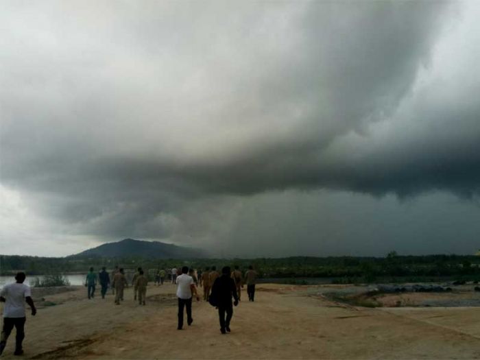 Ilustrasi cuaca ekstrem warga di minta waspada.  