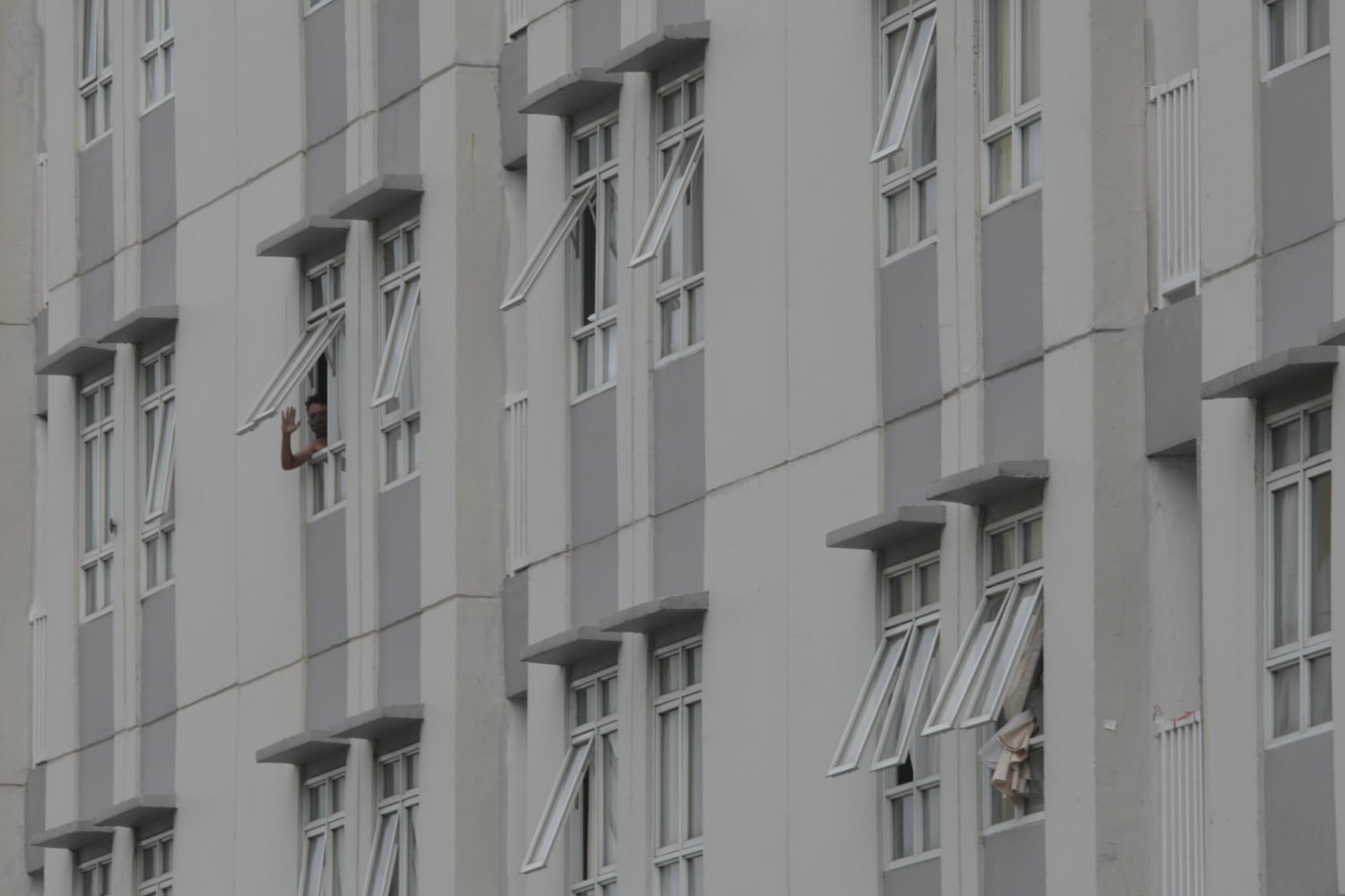 Sejumlah pasien terlihat dari sudut kamar di Wisma Atlet, Kemayoran, Jakarta Pusat, Jumat (11/9/2020).