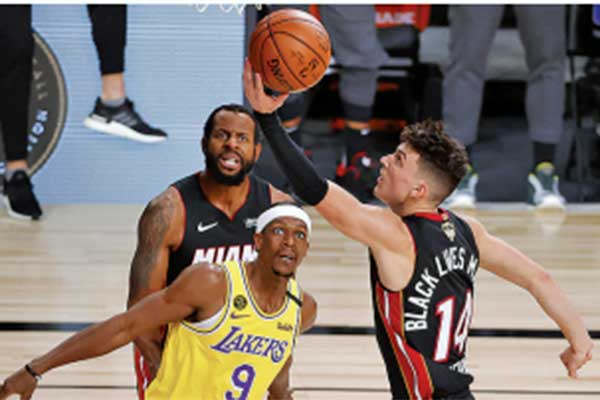 Pemain Miami Heat Tyler Herro (kanan) berusaha menjaringkan bola ketika lepas dari kawalan pemain Los Angeles Lakers Rajon Rondo
