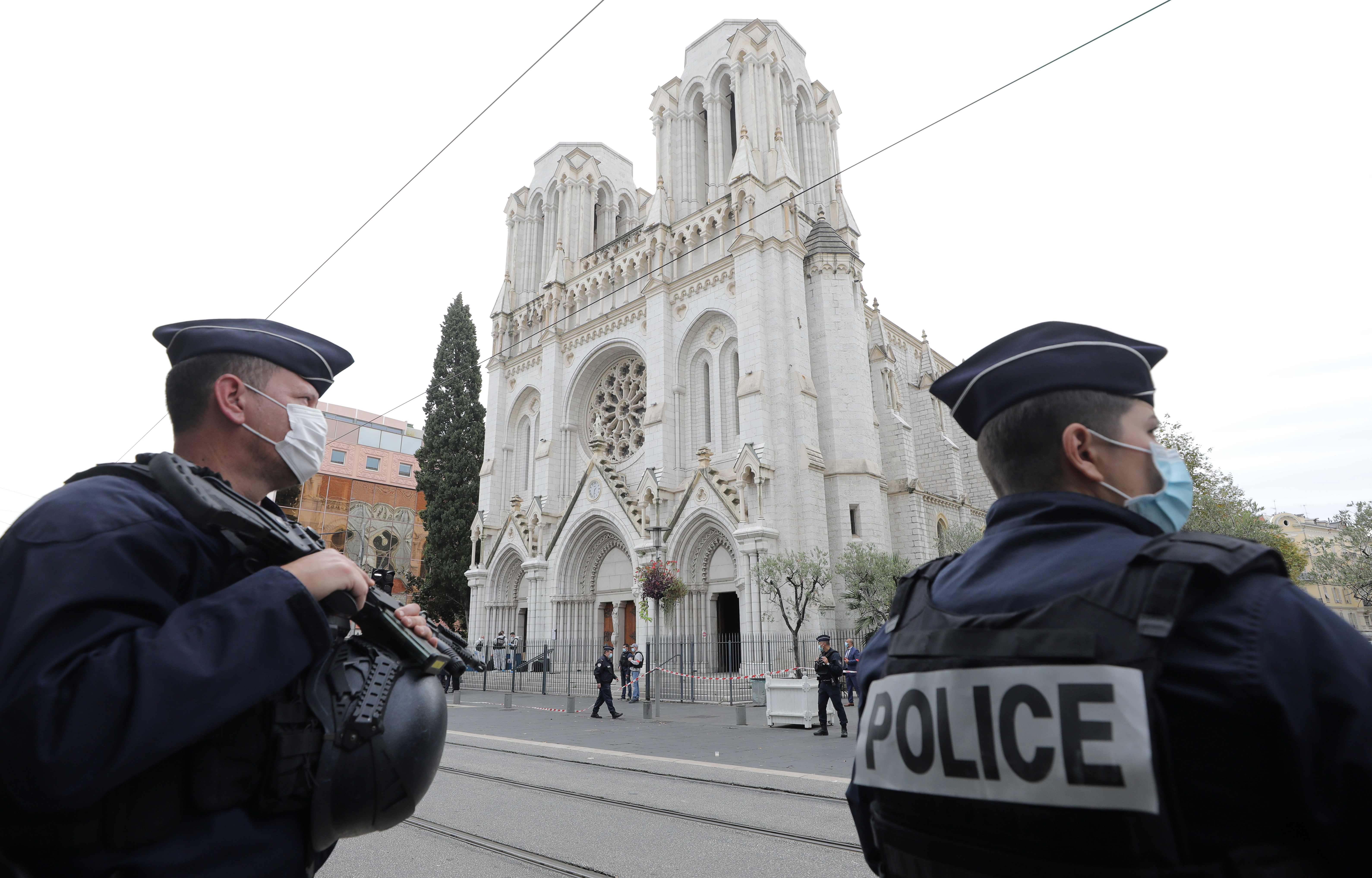 Polisi berjaga di sekitar lokasi penyerangan terorist Basilika  Notre-Dame di Nice, Prancis.