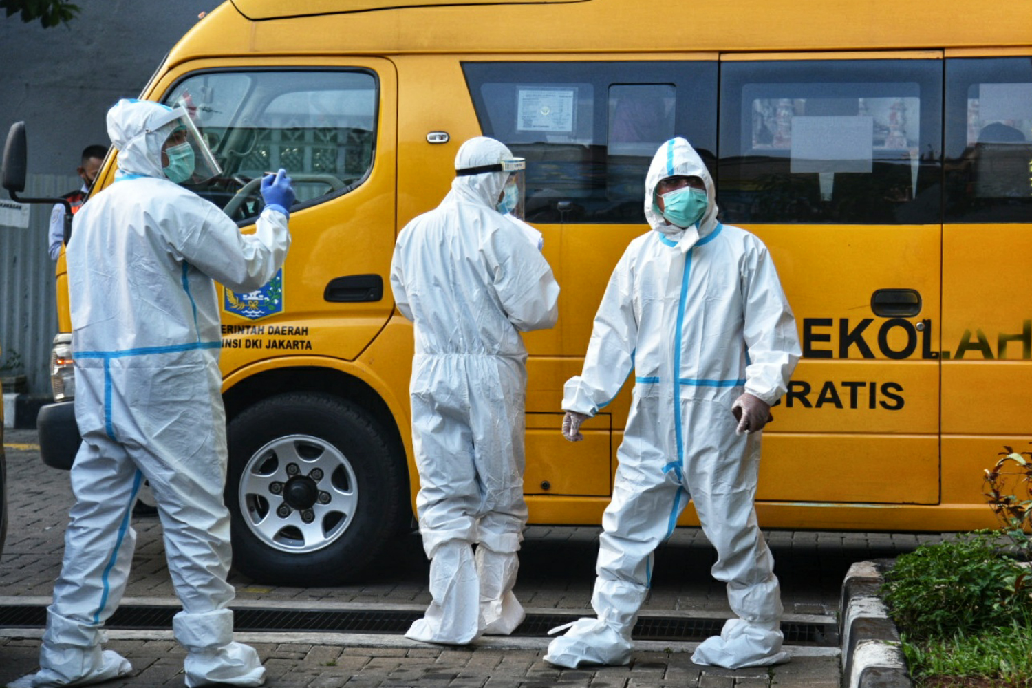 Petugas membawa pasien covid-19 OTG dengan bus sekolah menuju Wisma Atlet Kemayoran di Puskesmas Kecamatan Makasar, Jakarta, Kamis (24/9).