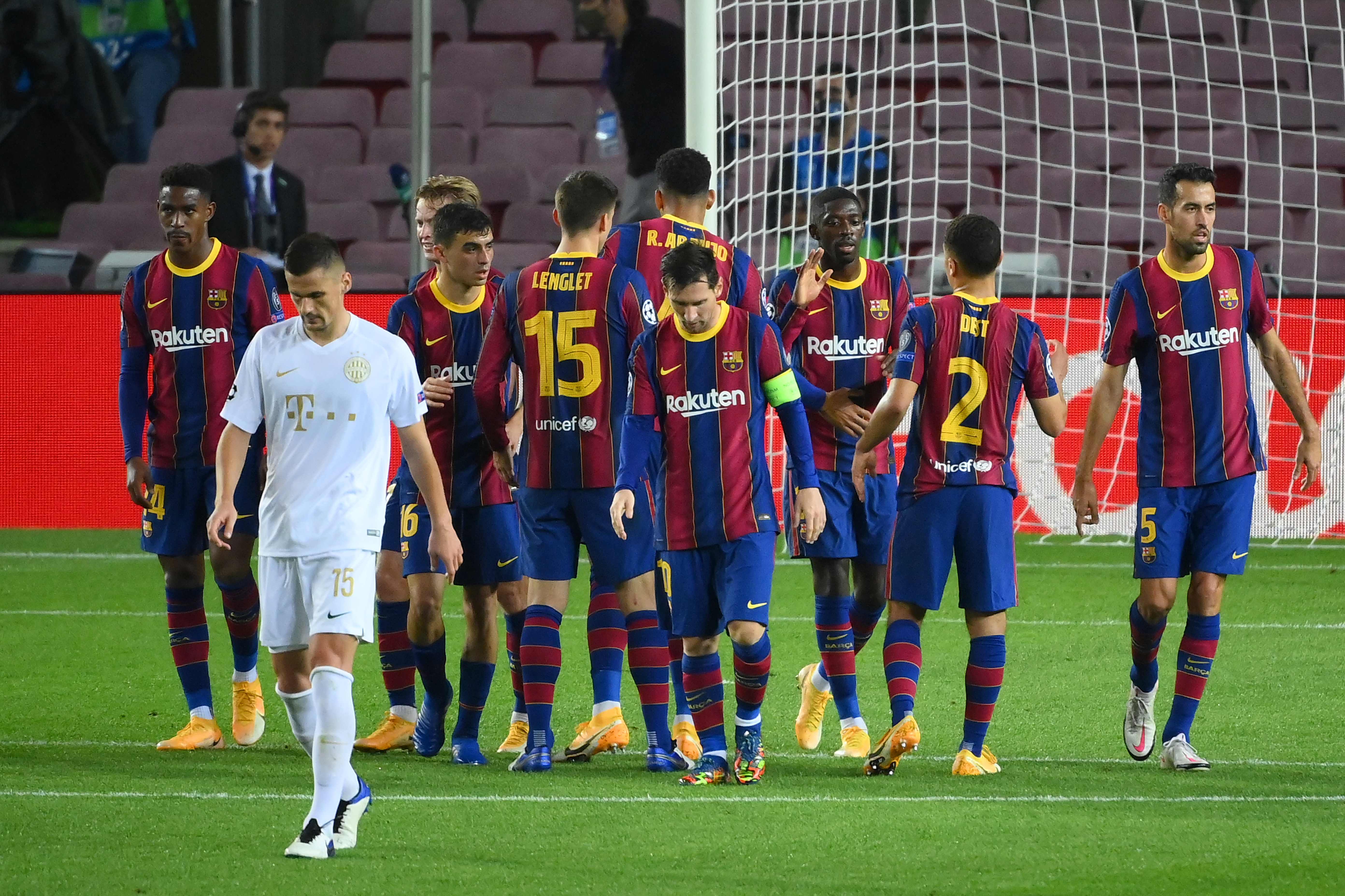 Para pemain Barcelona melakukan selebrasi usai Ousmane Dembele (ketiga dari kanan) mencetak gol ke gawang Ferencvaros di laga Liga Champions