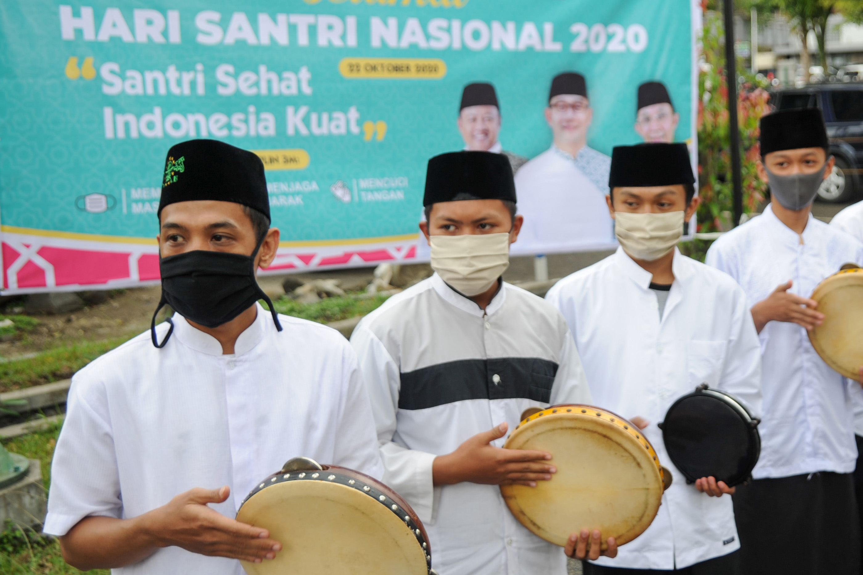PERINGATAN HSN: Sejumlah santri menyambut kedatangan Gubernur Ridwan Kamil dan Habib Luthfi bin Yahya saat  Istighosah Kubro di Bandung