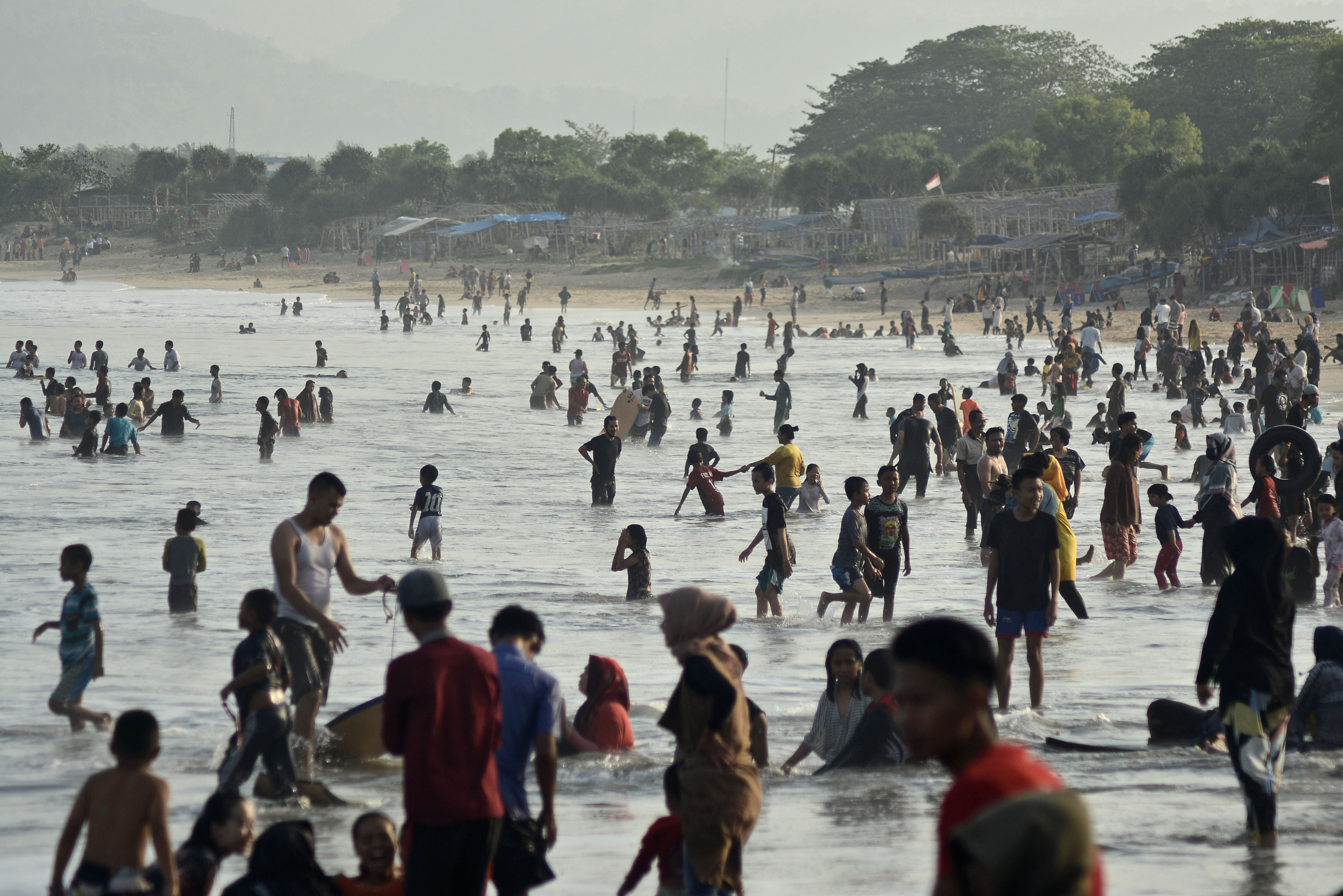 Ratusan wisatawan mengunjungi kawasan wisata Pantai Santolo, Pameungpeuk, Kabupaten Garut, Jawa Barat, Minggu (20/9/2020).