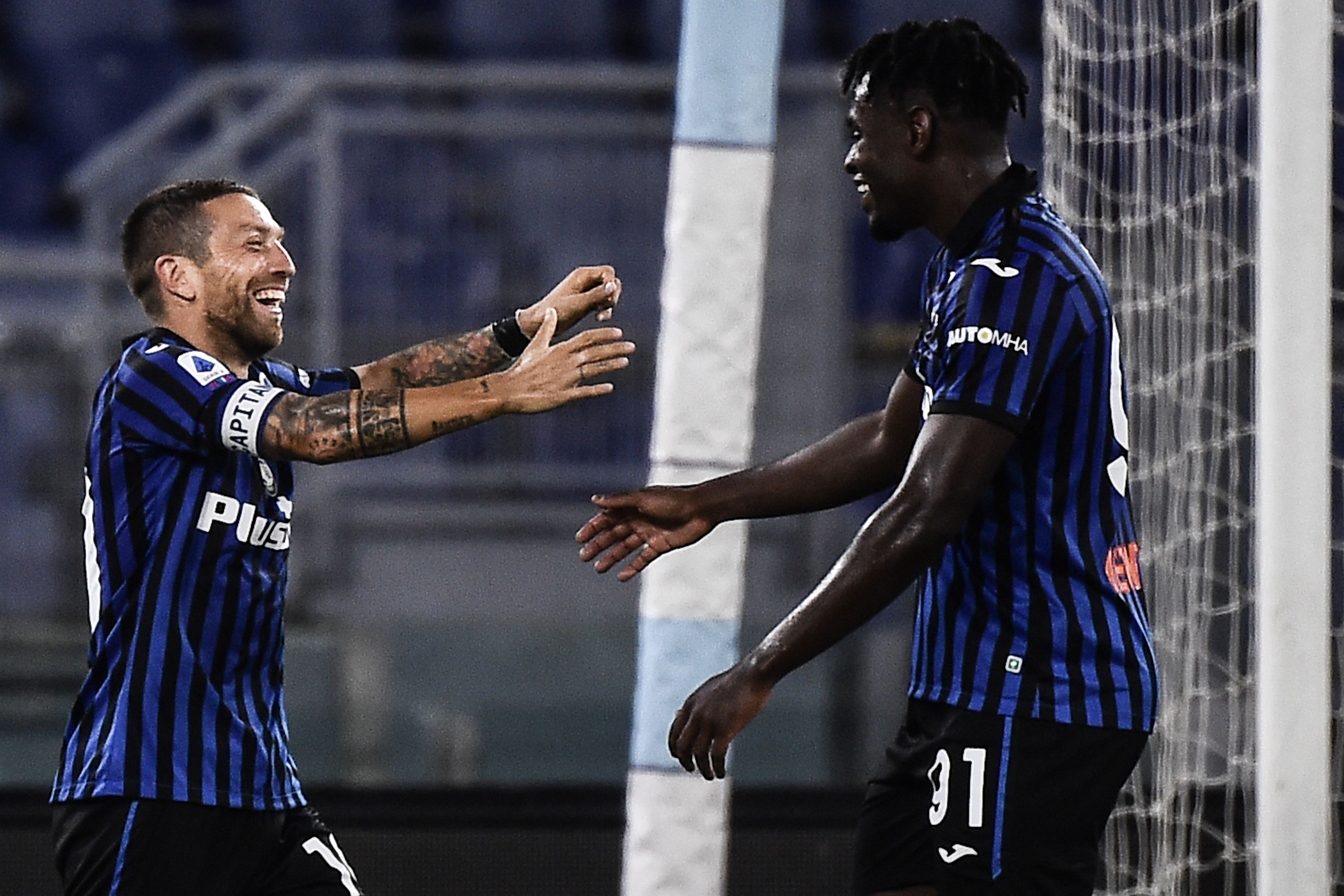 Penyerang Atalanta Alejandro Gomez (kiri) melakukan selebrasi bersama Duvan Zapata usai mencetak gol keempat ke gawang Lazio di laga Serie A
