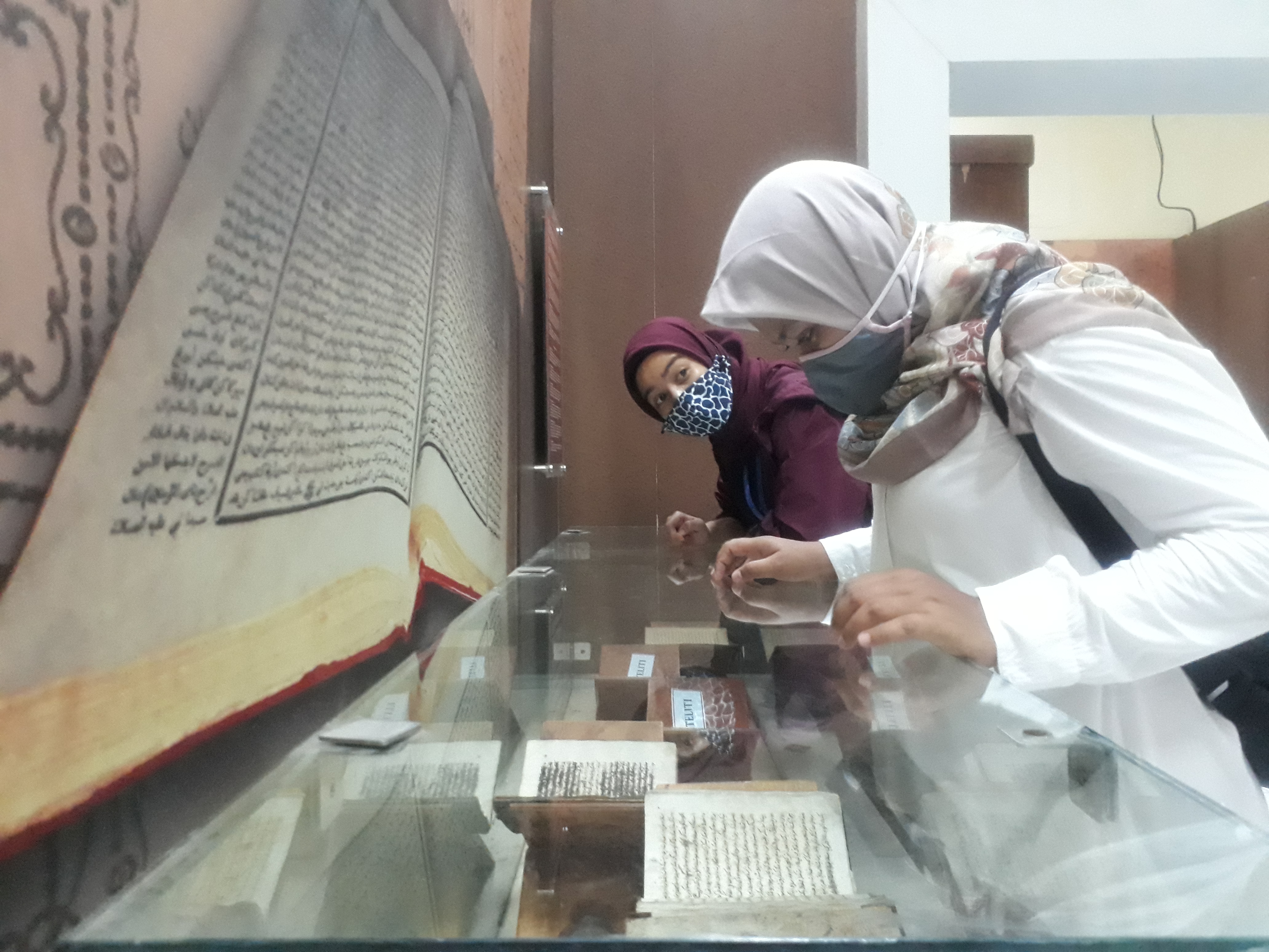 Pengunjung di Museum Negeri Sumsel menerapkan protokol kesehatan.