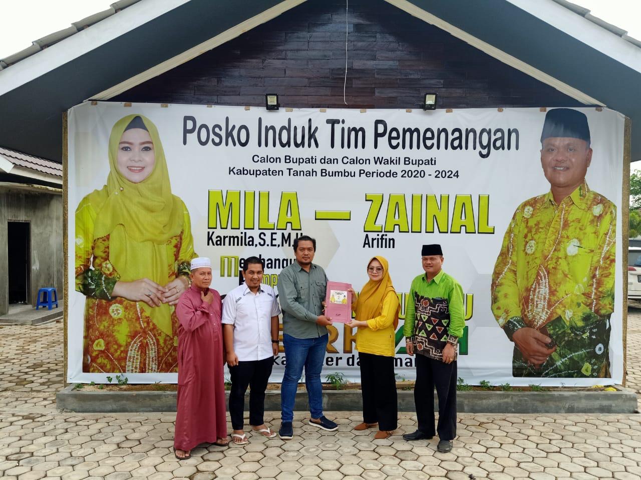 Mila Karmila (berhijab kuning) satu-satunya perempuan yang maju dalam Pilkada Tanah Bumbu, Kalimantan Selatan.