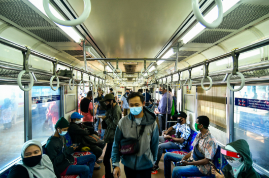 Penumpang berada di dalam Kereta Rel Listrik (KRL) keberangkatan Stasiun Tanah Abang, Jakarta, Sabtu (19/9/2020)