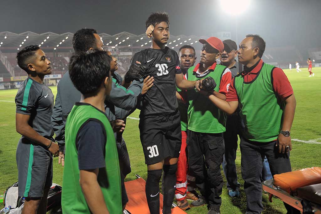 Kiper Satria Tama Hardianto (tengah) mengalami cedera saat bertanding membela Timnas U-22. 