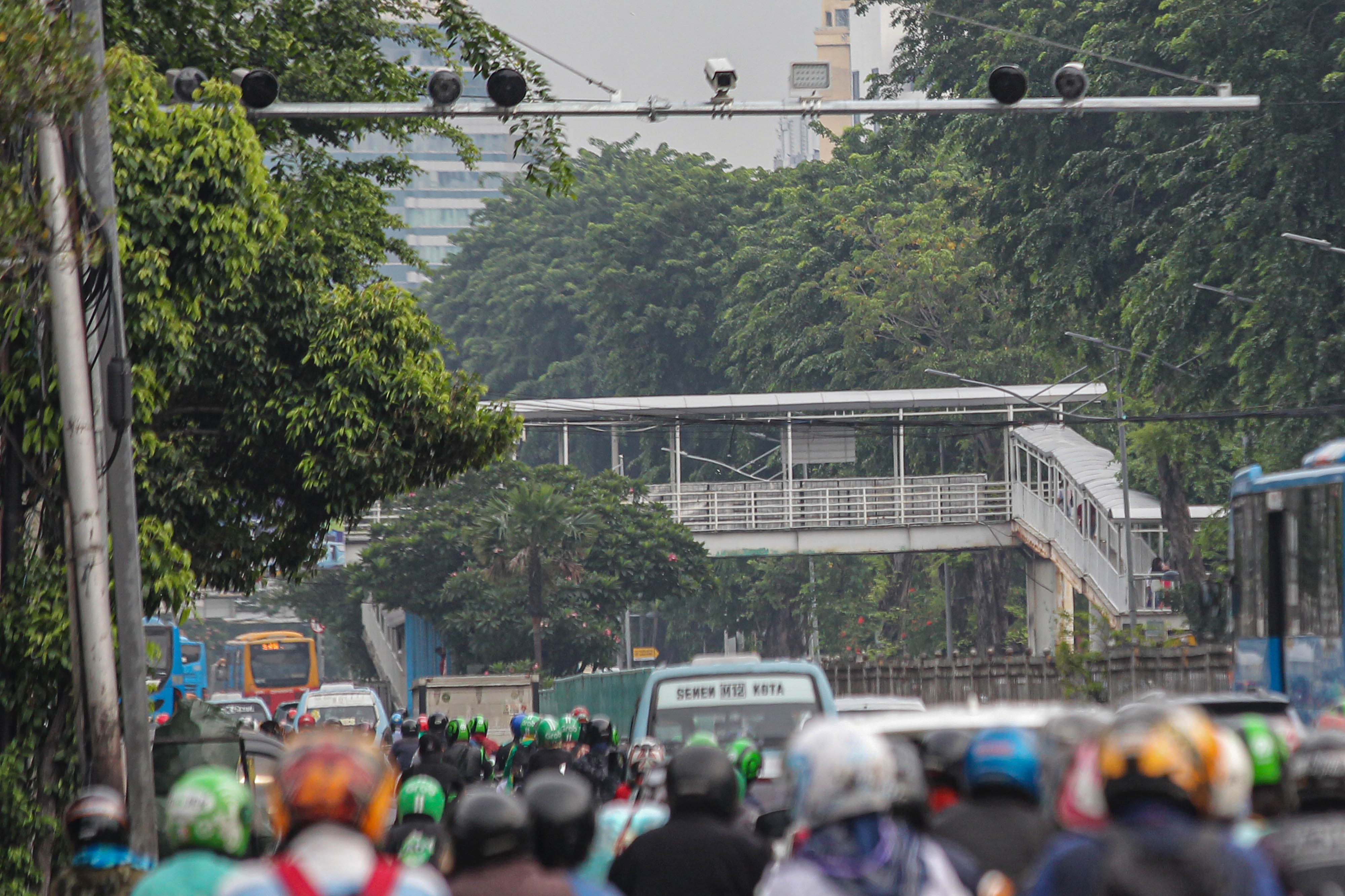 Sejumlah kamera cctv terpasang di perempatan Jalan Gunung Sahari, Jakarta.