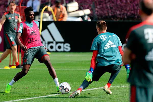 Pesepak bola  Bayern Muenchen   sedang melakukan sesi latihan
