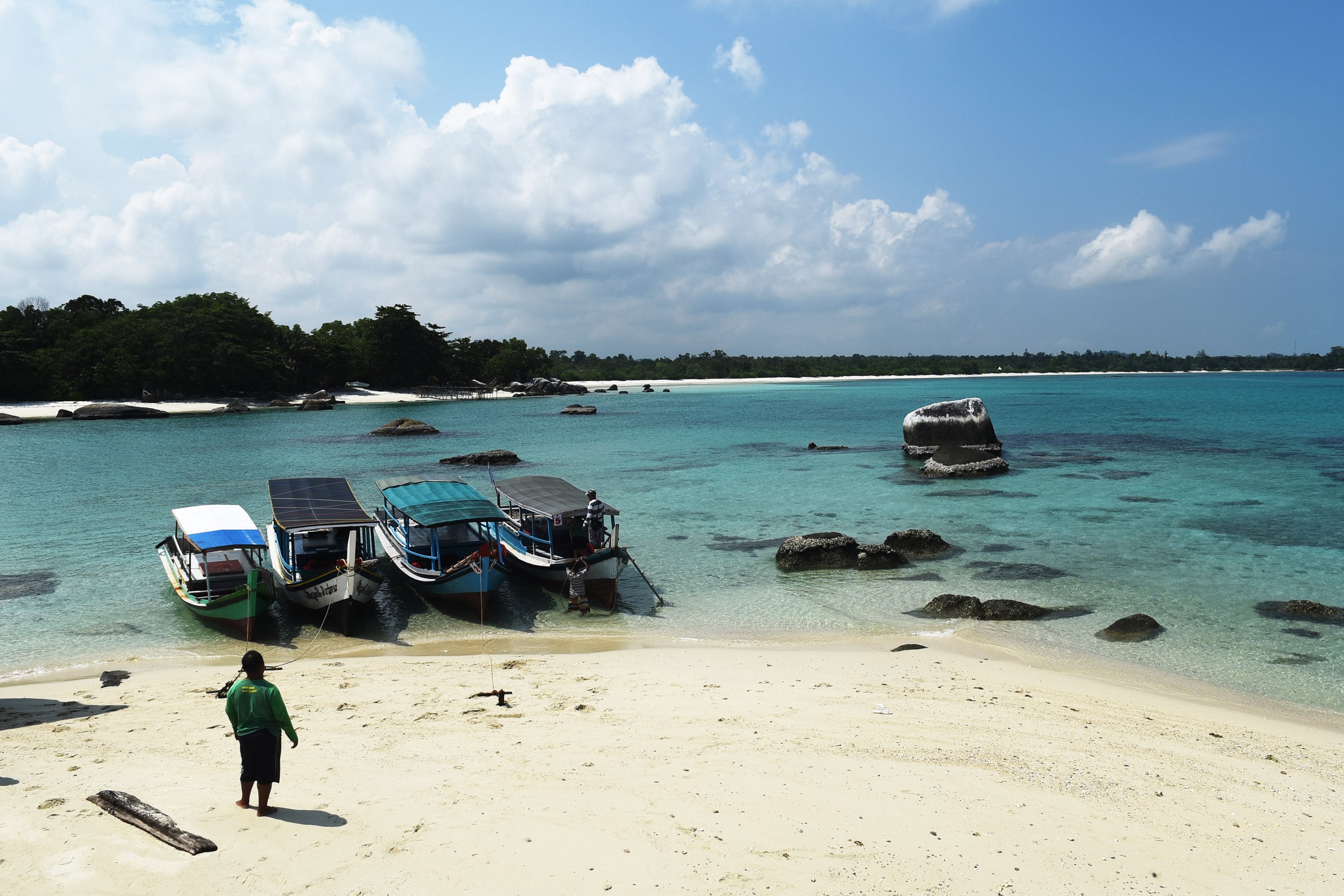  Sejumlah kapal lego jangkar di pulau Batu Berlayar, Belitung Barat.
