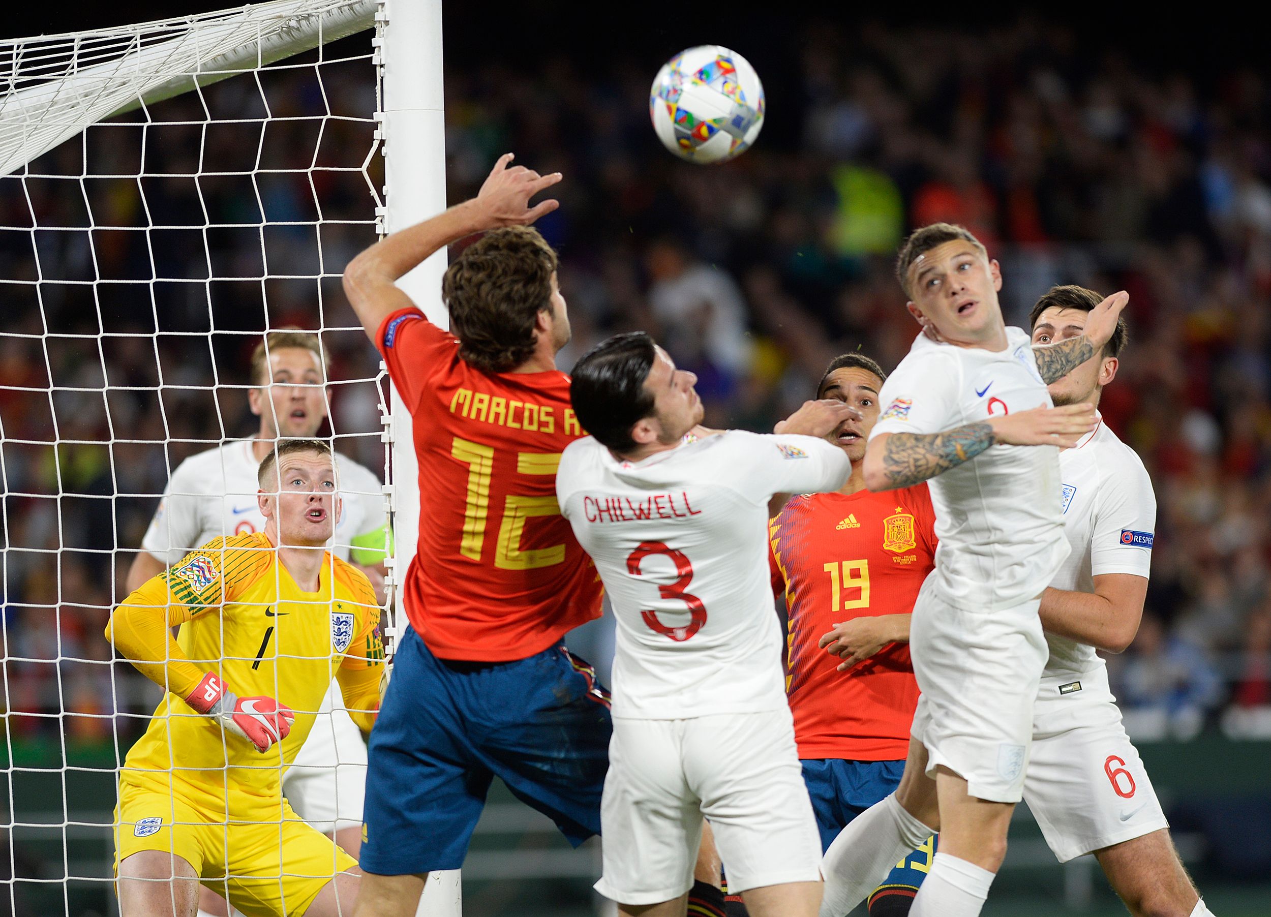 Bek Inggris Ben Chilwell dan KIeran Trippier berebut bola dengan pemain Spanyol Marcos Alonso.