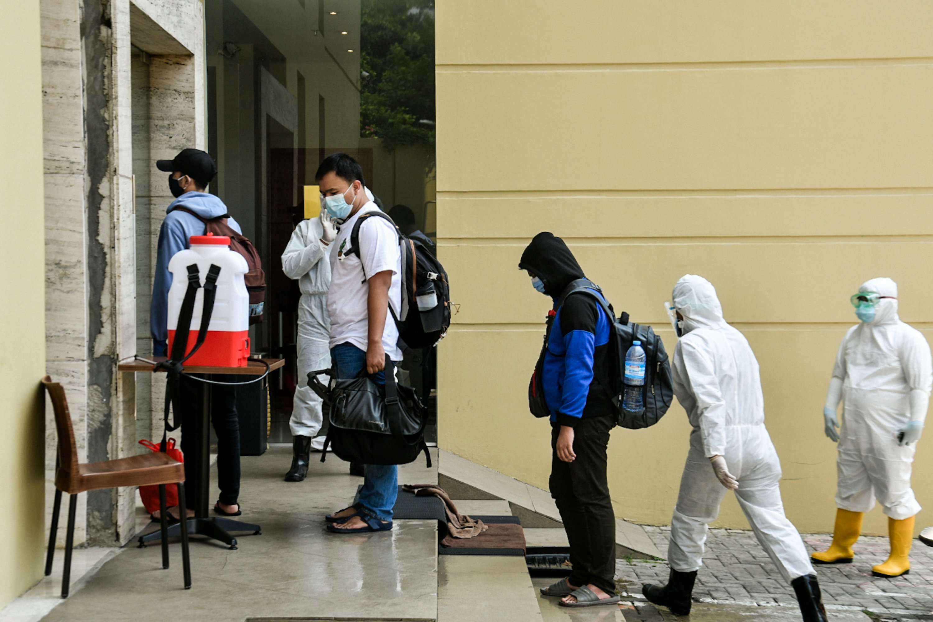 Pasien orang tanpa gejala (OTG) covid-19 saat menunggu giliran pendataan untuk isolasi mandiri di Hotel U Stay kawasan Mangga Besar, Jakarta