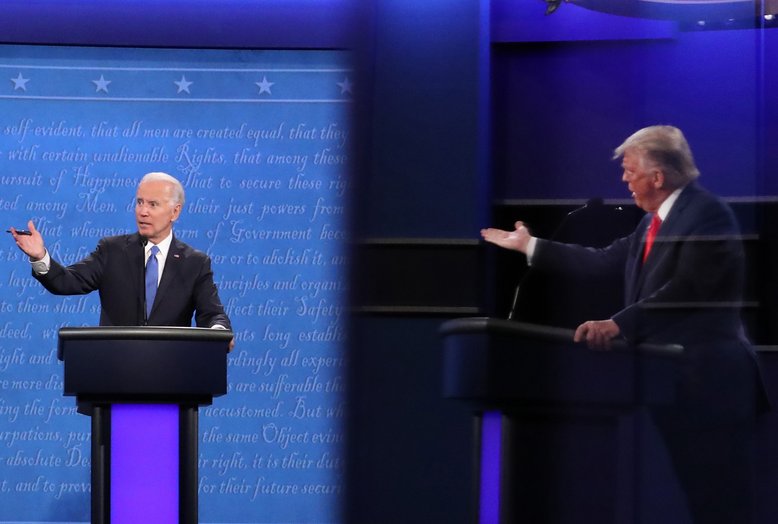 Capres Partai Demokrat Joe Biden (kiri) sedang berdebat dengan Capres petahana Donald Trump (kanan)