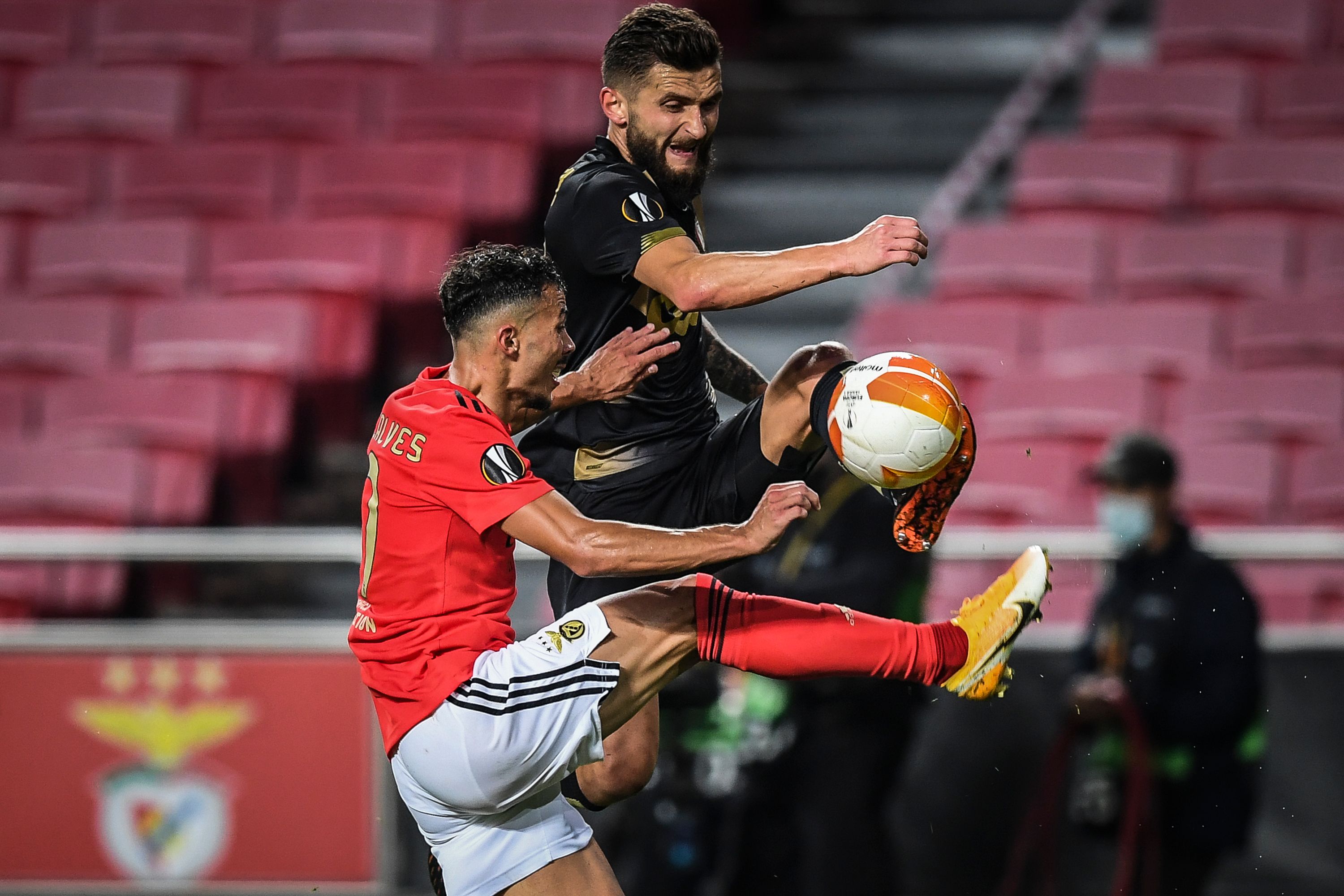 Pertarungan antara Benfica dengan Standard Liege di Stadion da Luz, Lisbon, Portugal, Kamis (29/10/2020).