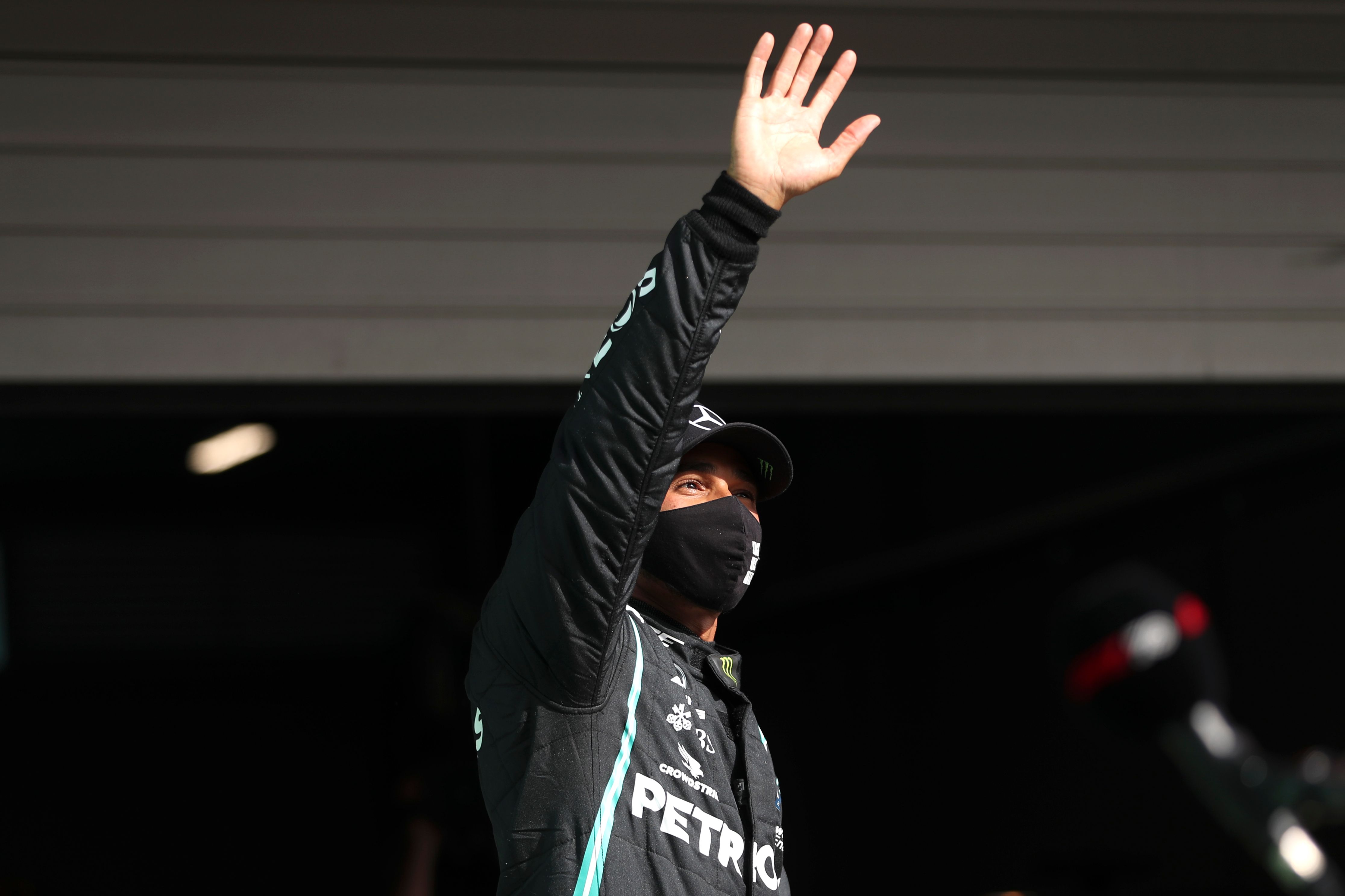Pembalap Mercedes Lewis Hamilton melambaikan tangan ke arah penonton usai mengamankan posisi pole di GP Portugal.