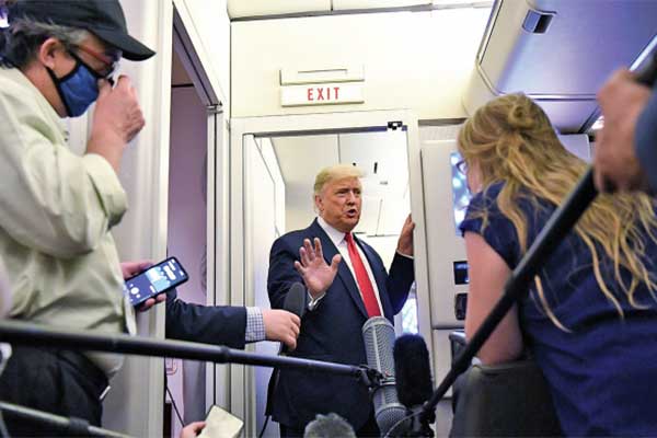 Presiden Amerika Serikat (AS) Donald Trump berbicara kepada wartawan saat berada di pesawat Air Force One
