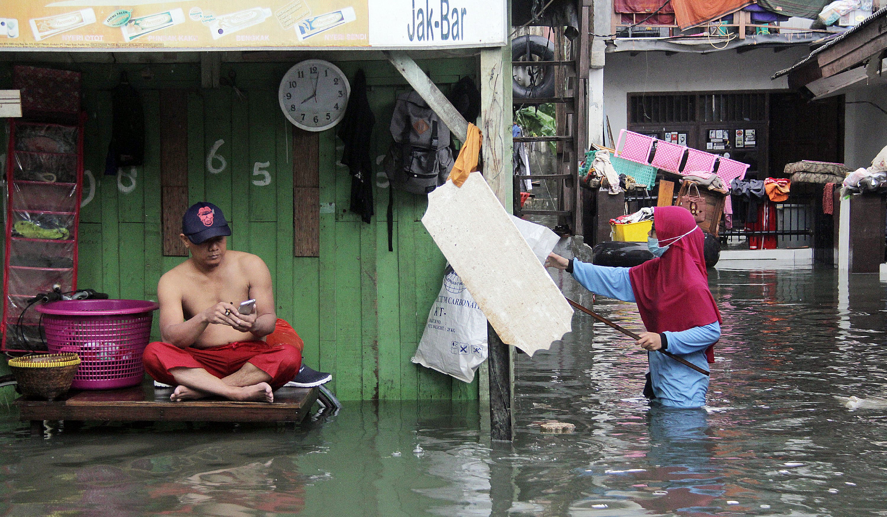 Air merendam pemukiman warga di kawasan di RT 07 RW 01, Kampung Duri Semanan, Kalideres, Jakarta Barat, Senin (6/1)