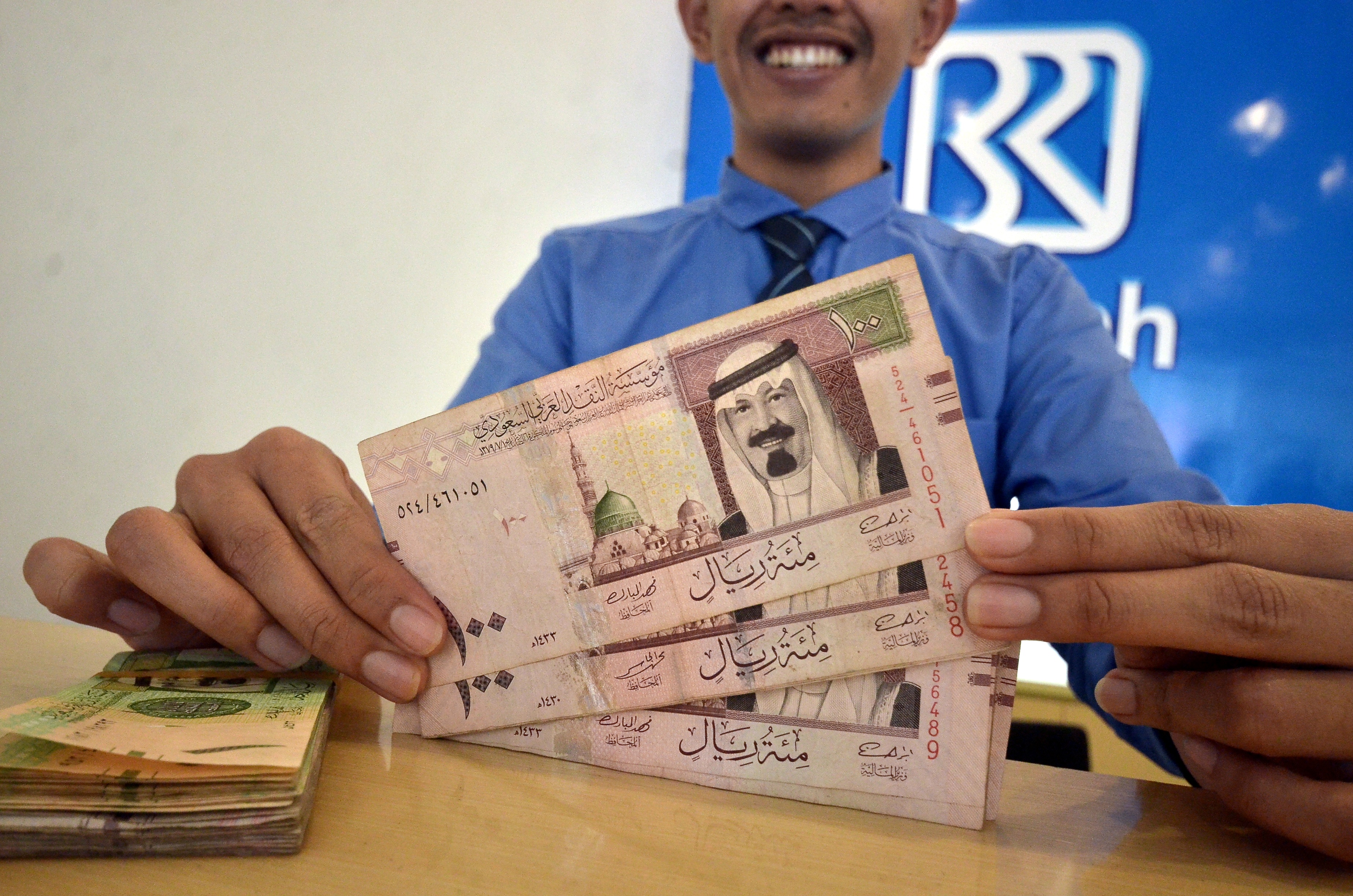 Petugas BRI Syariah menerima penukaran mata uang asing