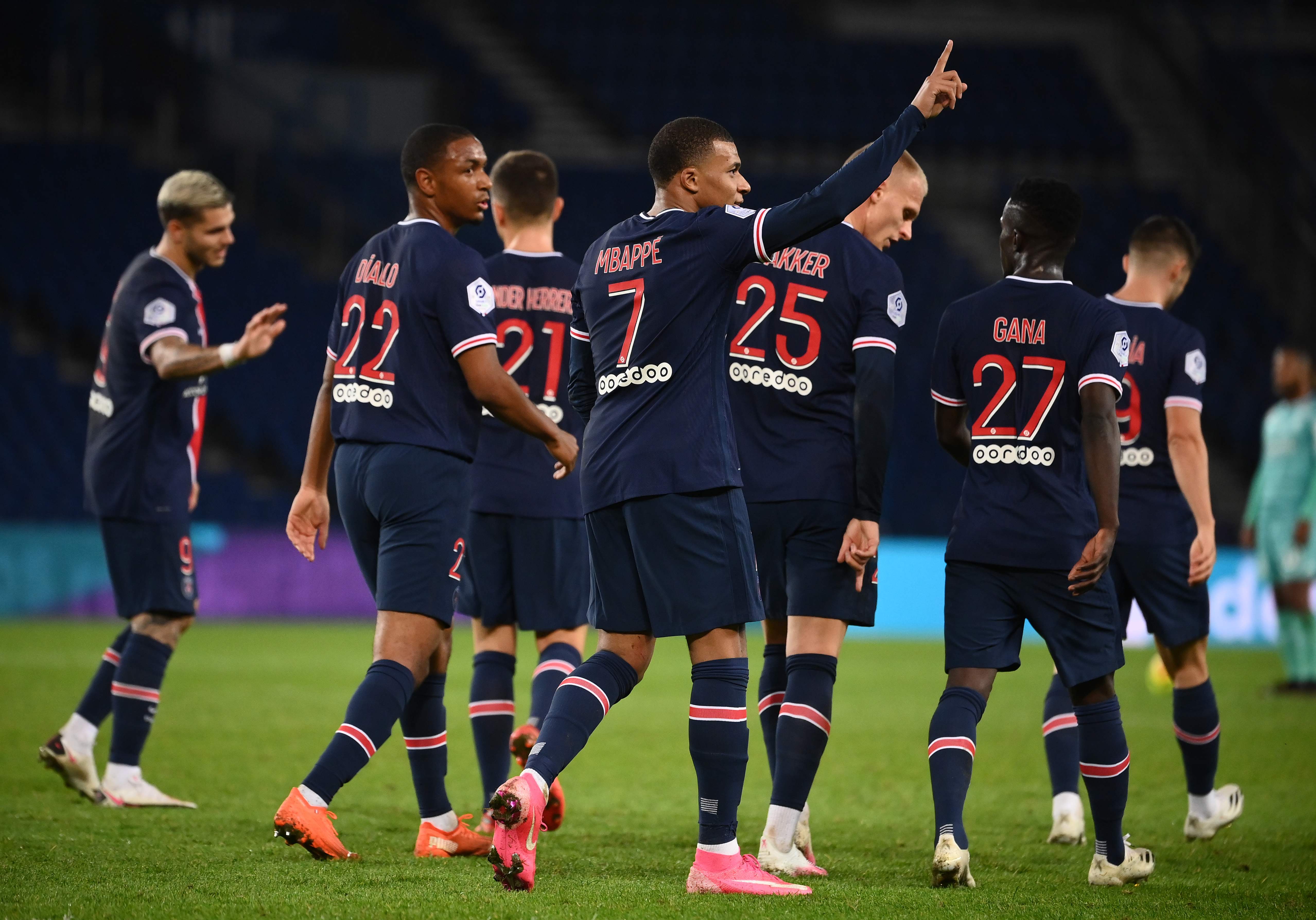 Kylian Mbappe melakukan selebrasi usai mencetak gol keenam PSG ke gawang Angers di laga Ligue 1.