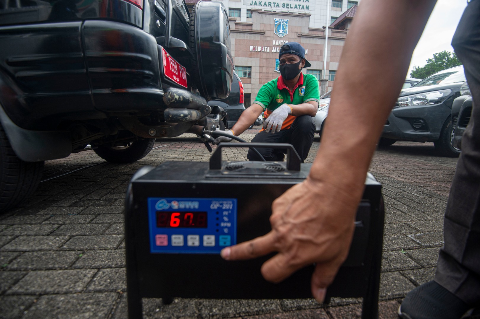 Petugas menguji emisi pada mobil operasional pemerintahan di Kantor Wali Kota Jakarta Selatan, Jakarta.