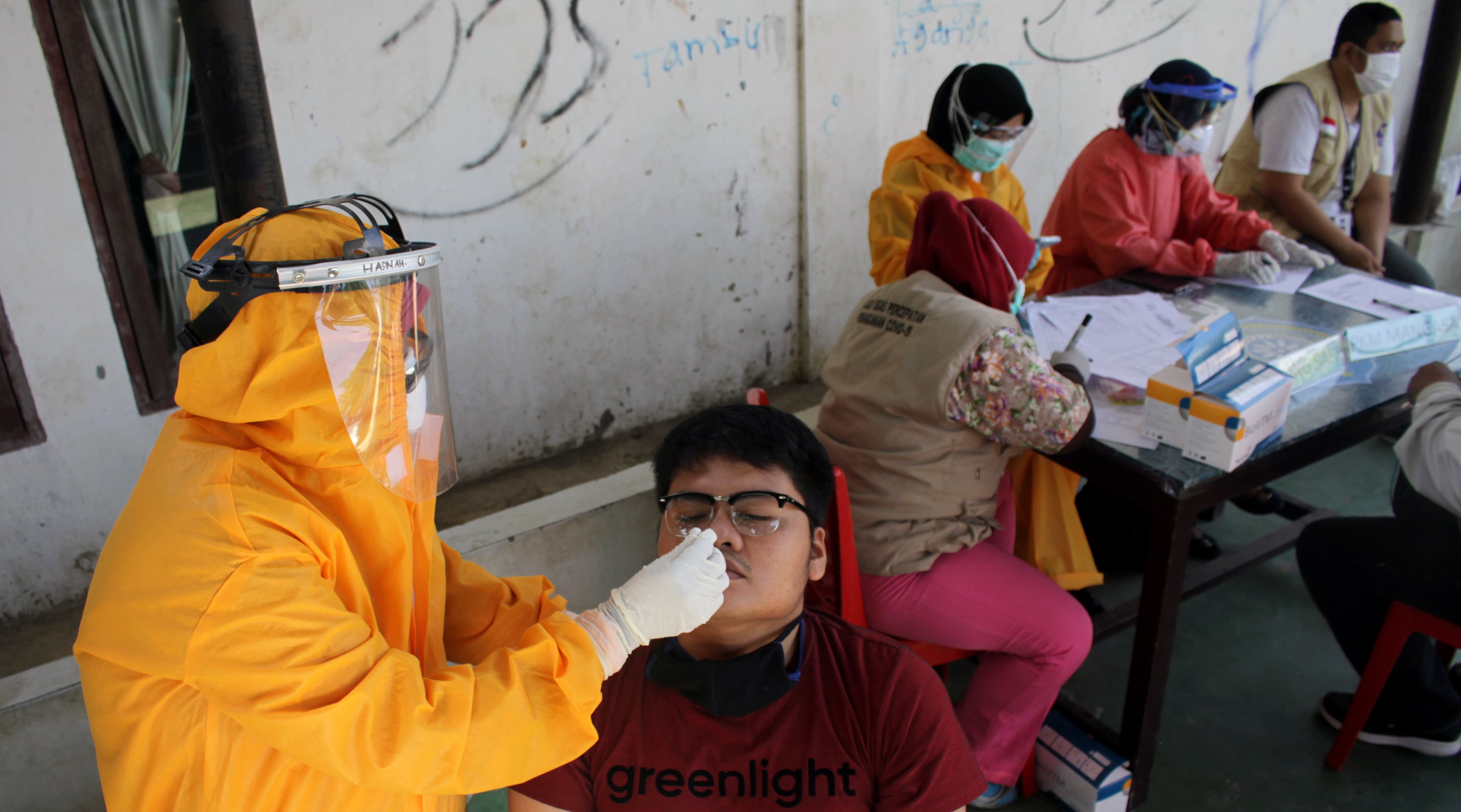  Tenaga medis melakukan tes usap terhadap warga di Kecamatan Rappocini, Makassar, Sulawesi Selatan, Jumat (23/10/2020)