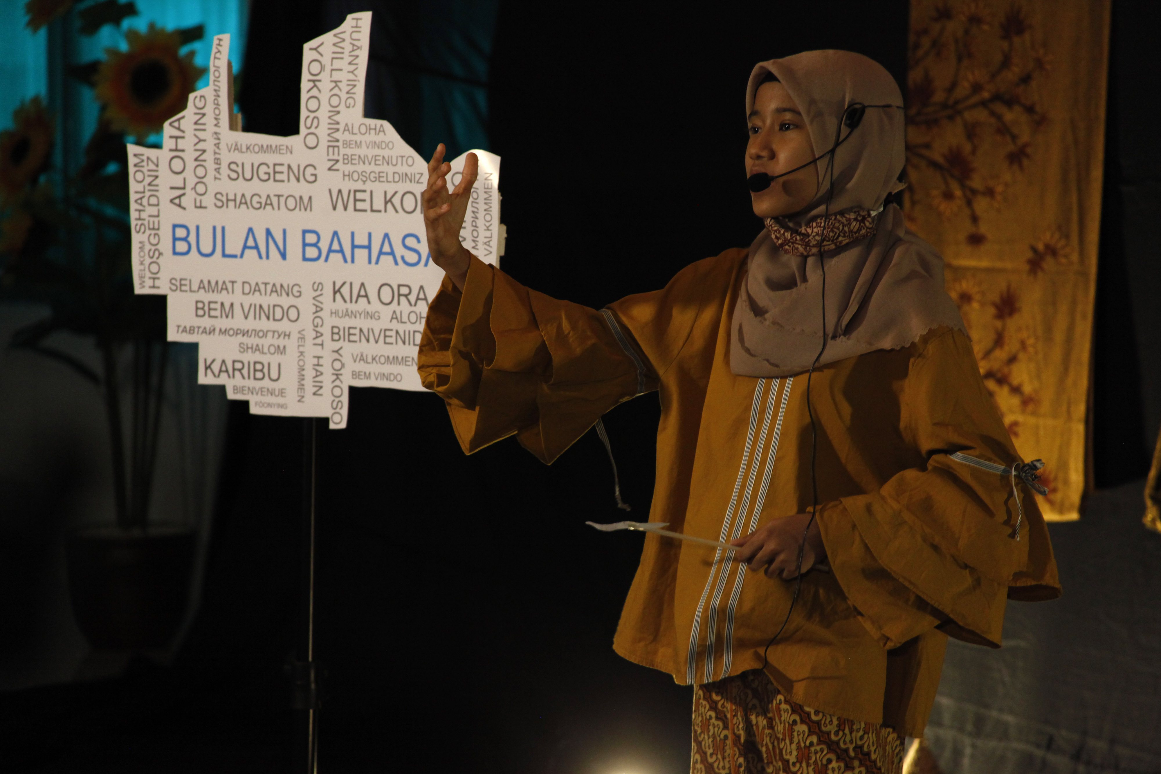 PERLOMBAAN BULAN BAHASA: Siswa menampilkan keahlian bercerita pada puncak acara perlombaan Bulan Bahasa di SMP Muhammadiyah, Solo Ja