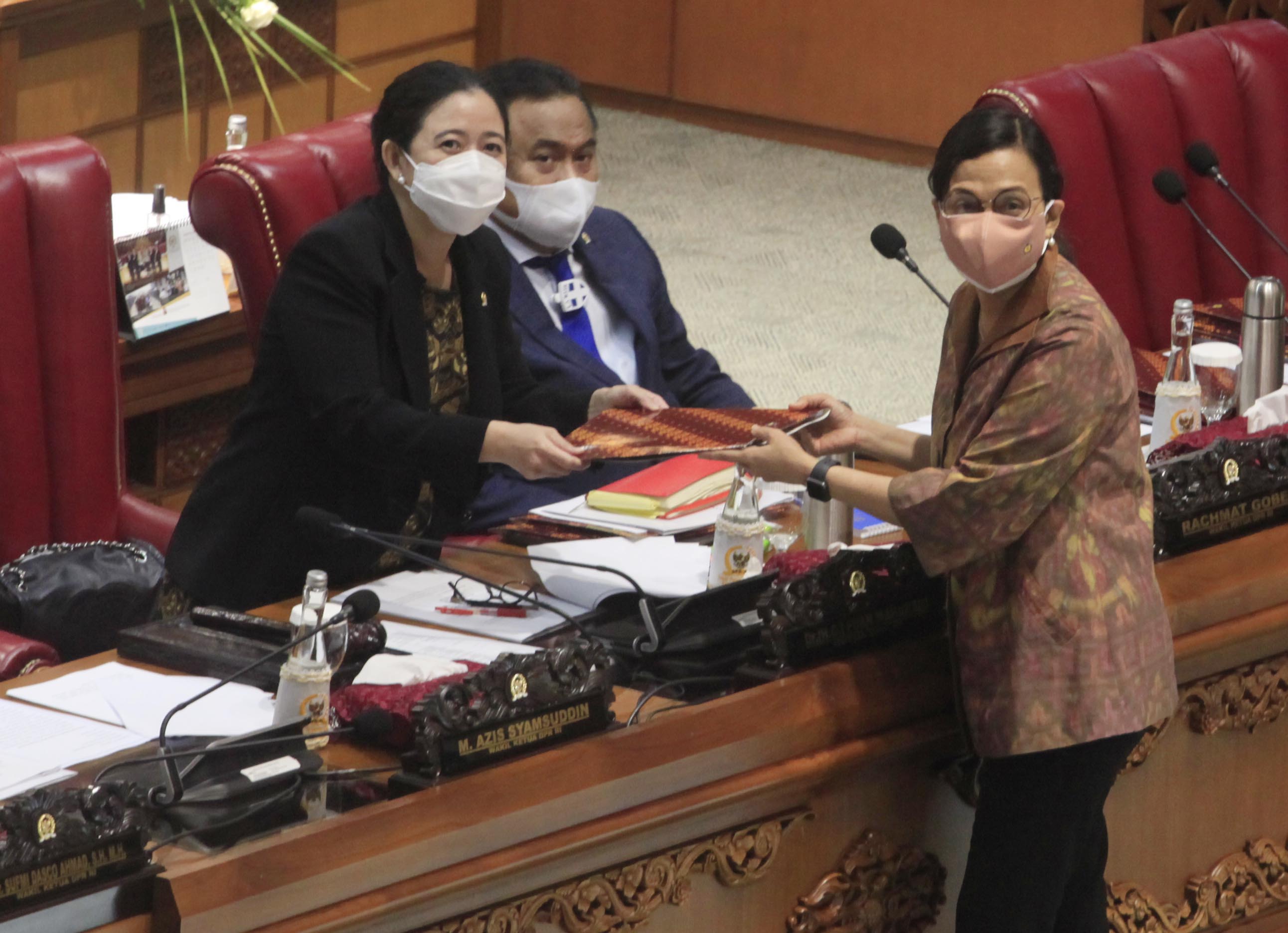 Menteri Keuangan Sri Mulyani (kanan) menyerahkan tanggapan pemerintah atas pengesahan Undang-Undang APBN.
