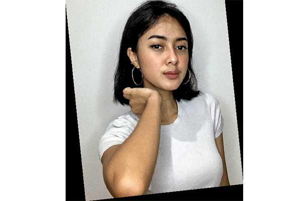 Penyanyi Rahmania Astrini