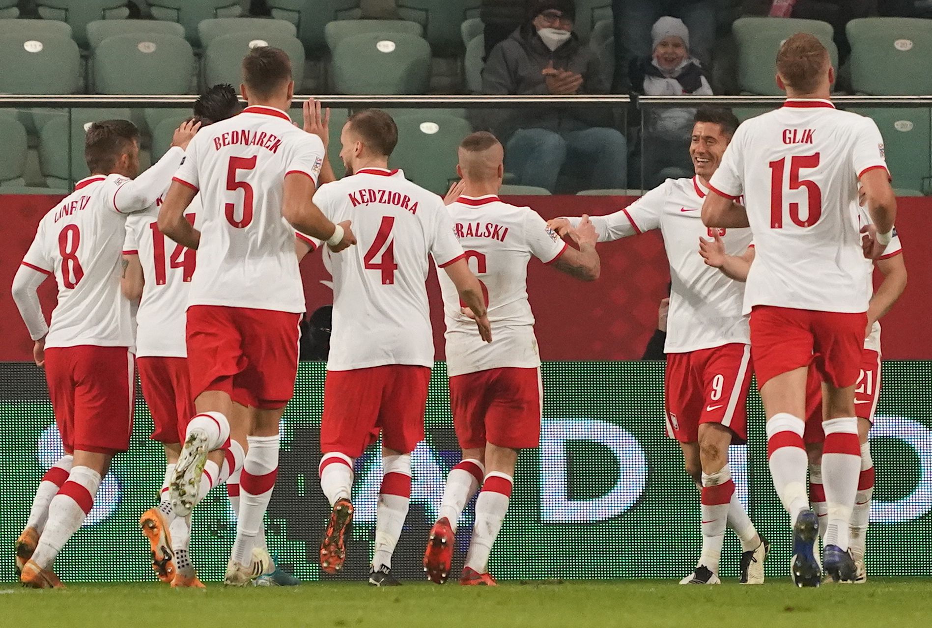 Para pemain Polandia melakukan selebrasi usai mencetak gol ke gawang Bosnia di laga Liga Negara UEFA.