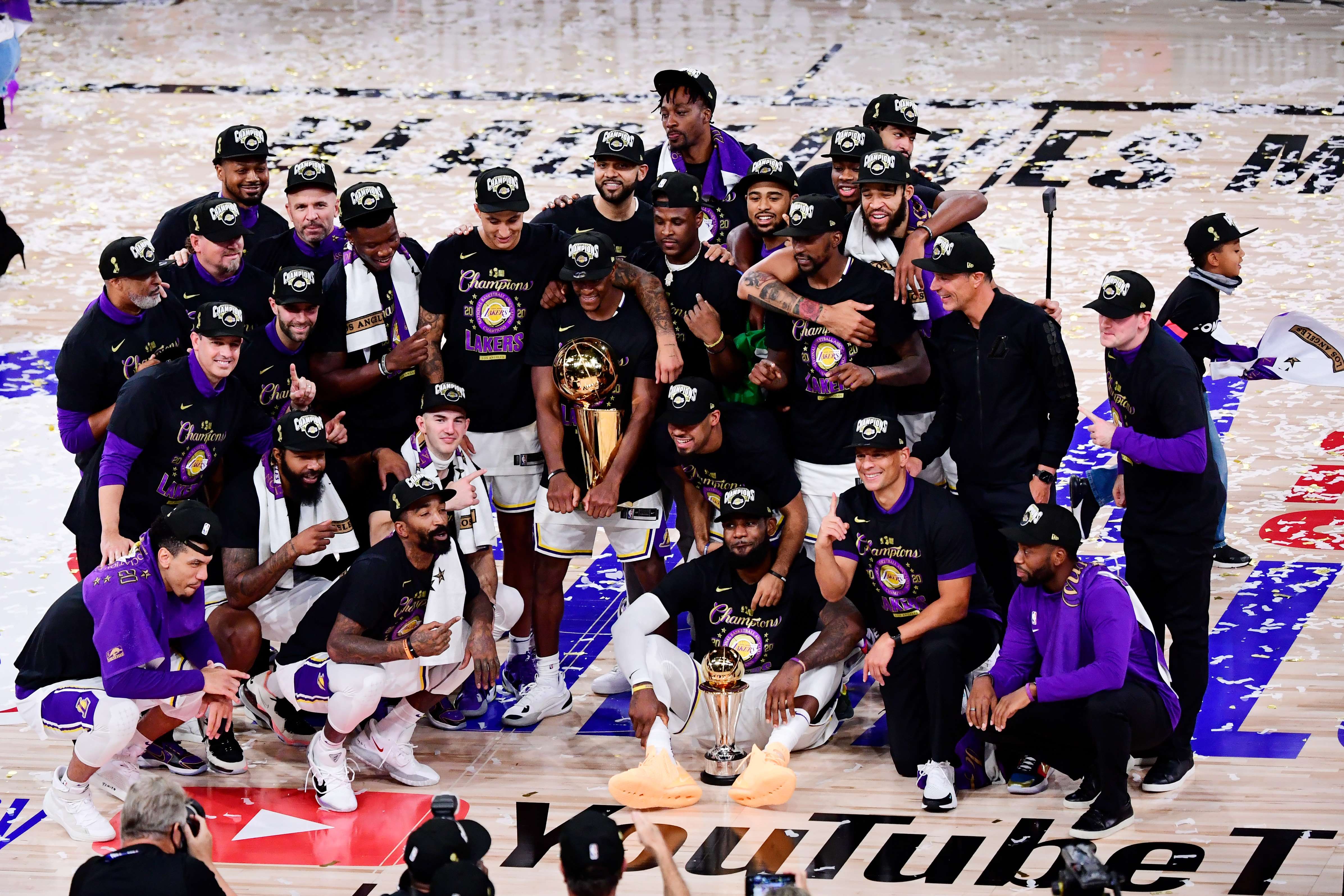 Para pemain Los Angeles Lakers merayakan keberhasilan mereka menjadi juara NBA.