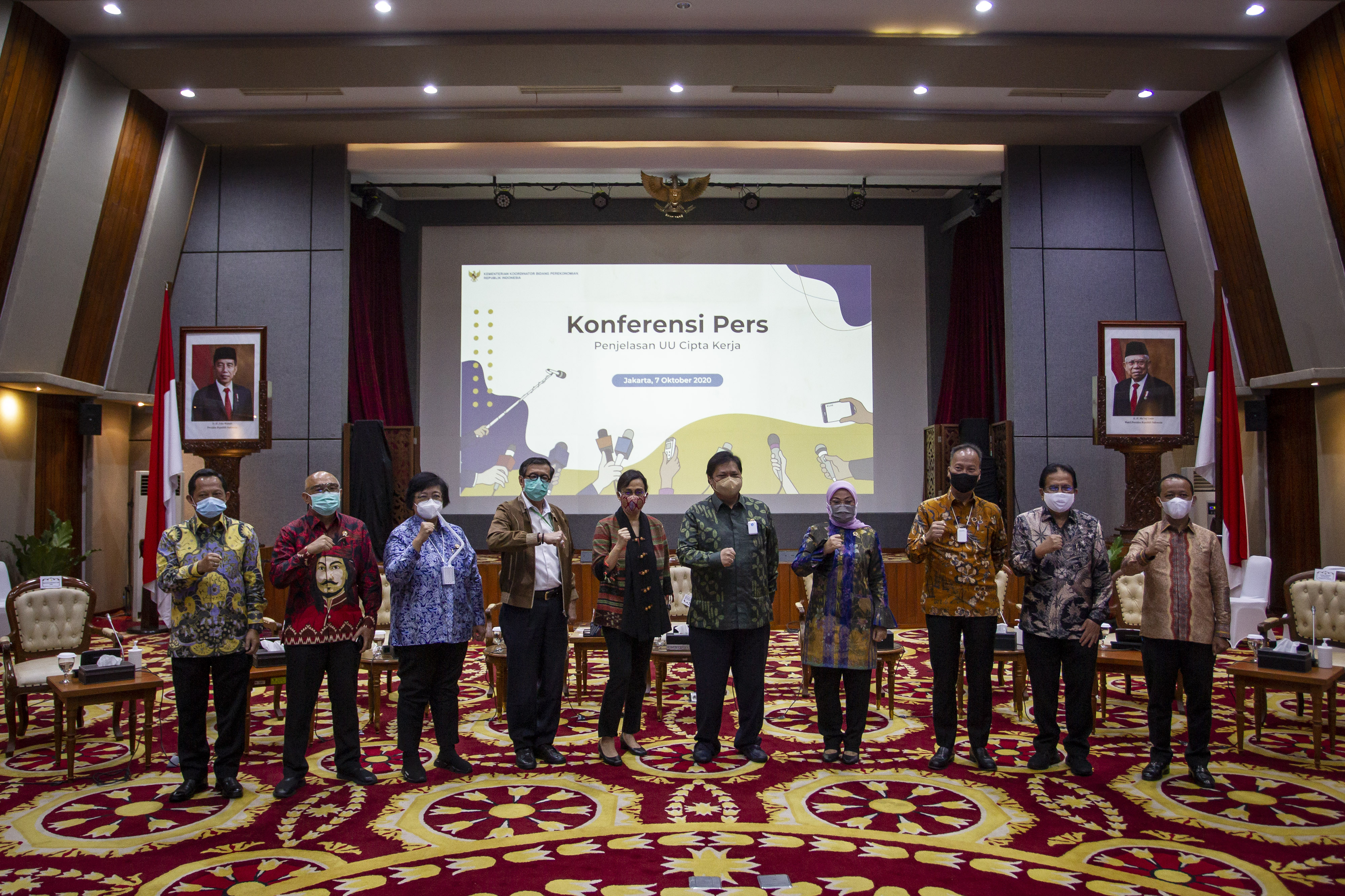 Sejumlah menteri menyampaikan keterangan pers terkait penjelasan Undang-Undang (UU) Cipta Kerja di Kemenko Perekonomian, Jakarta, kemarin.