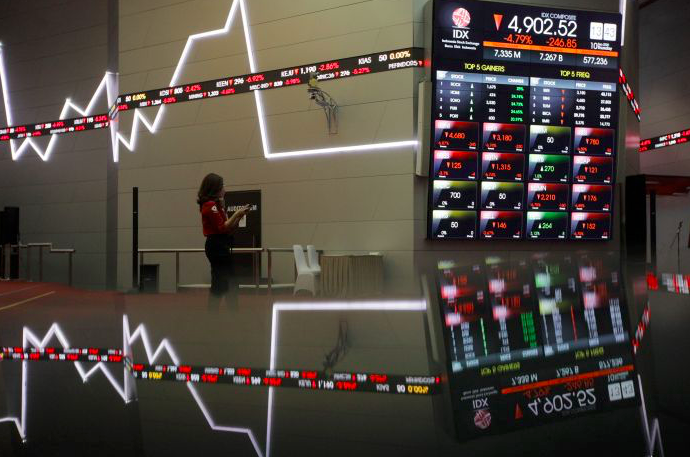 Karyawan mengamati layar pergerakan perdagangan saham di Bursa Efek Indonesia, Jakarta, Kamis (10/9/2020).  
