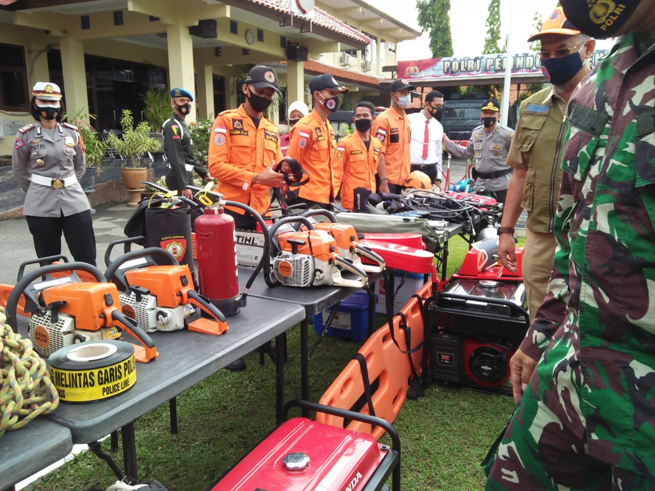 Pemkab Brebes bersama TNI/Polri mengecek kesiapsiagaan menghadapi bencana saat memasuki musim hujan.
