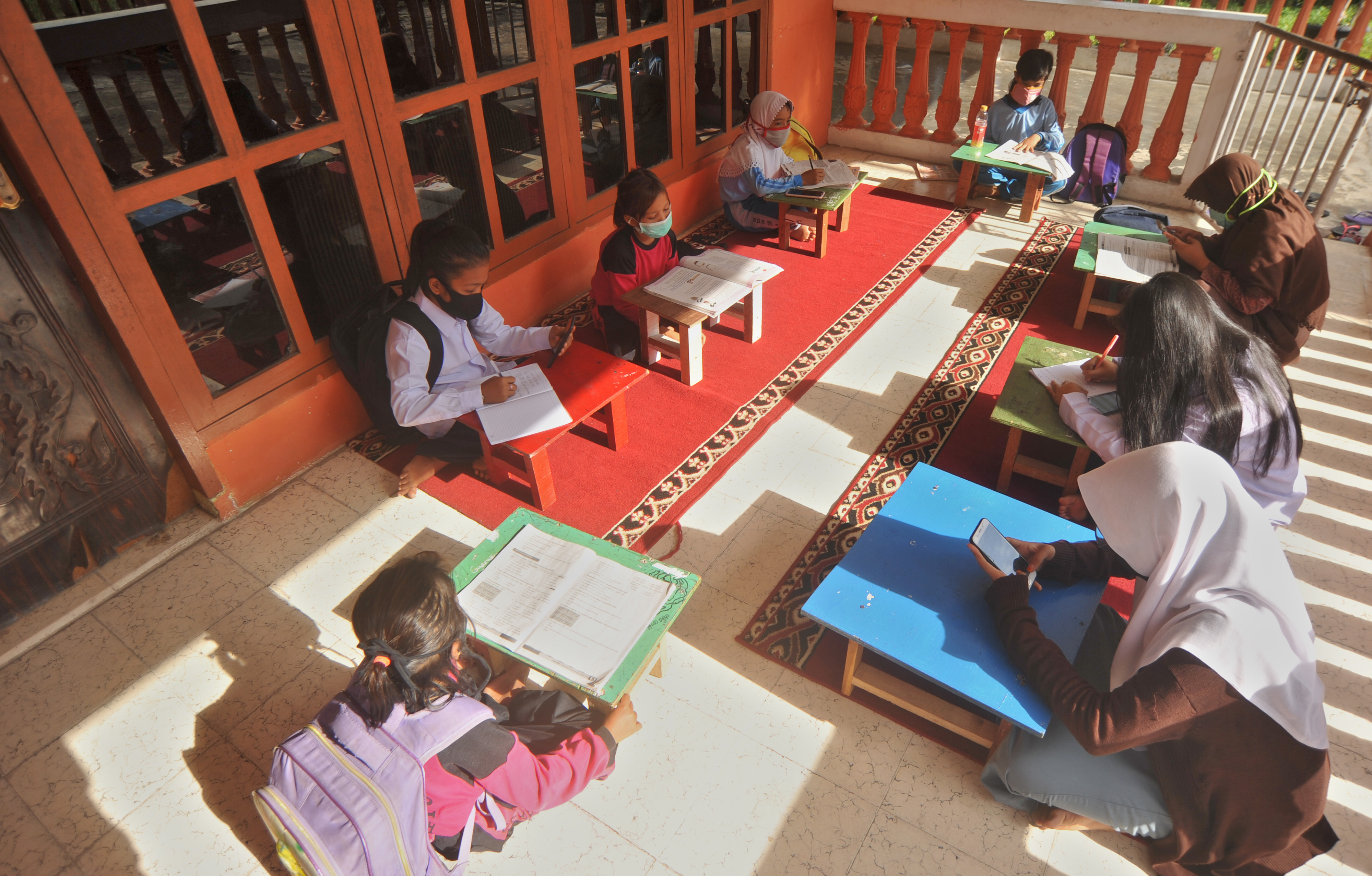 Sejumlah pelajar belajar daring di Kampung Balai Mansiang, Parupuk Tabing, Padang, Sumatera Barat, Rabu (19/8).