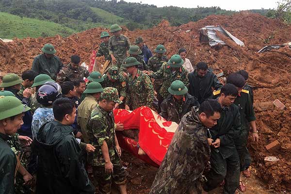 Tentara dibantu warga mengevakuasi korban longsor di Vietnam